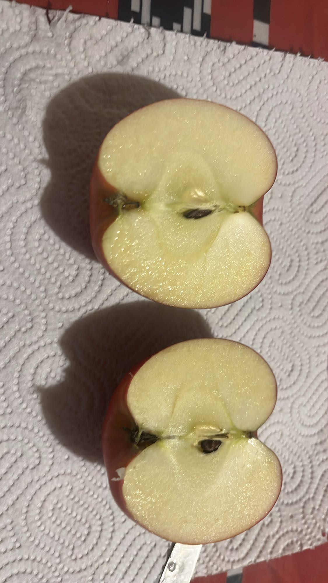 Ябълка разрязана наполовина