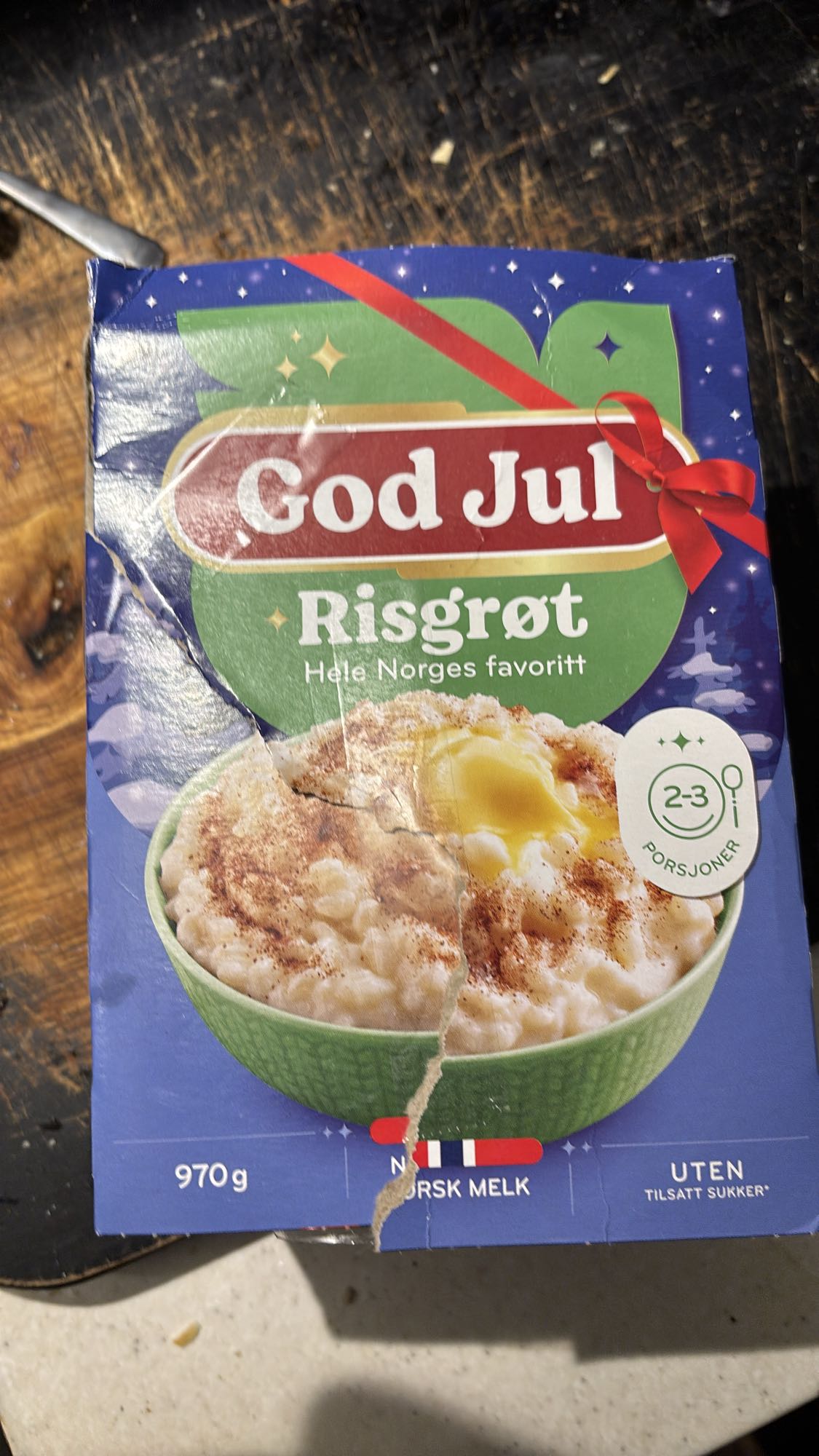 En tallerken grøt med sukker, kanel og smør