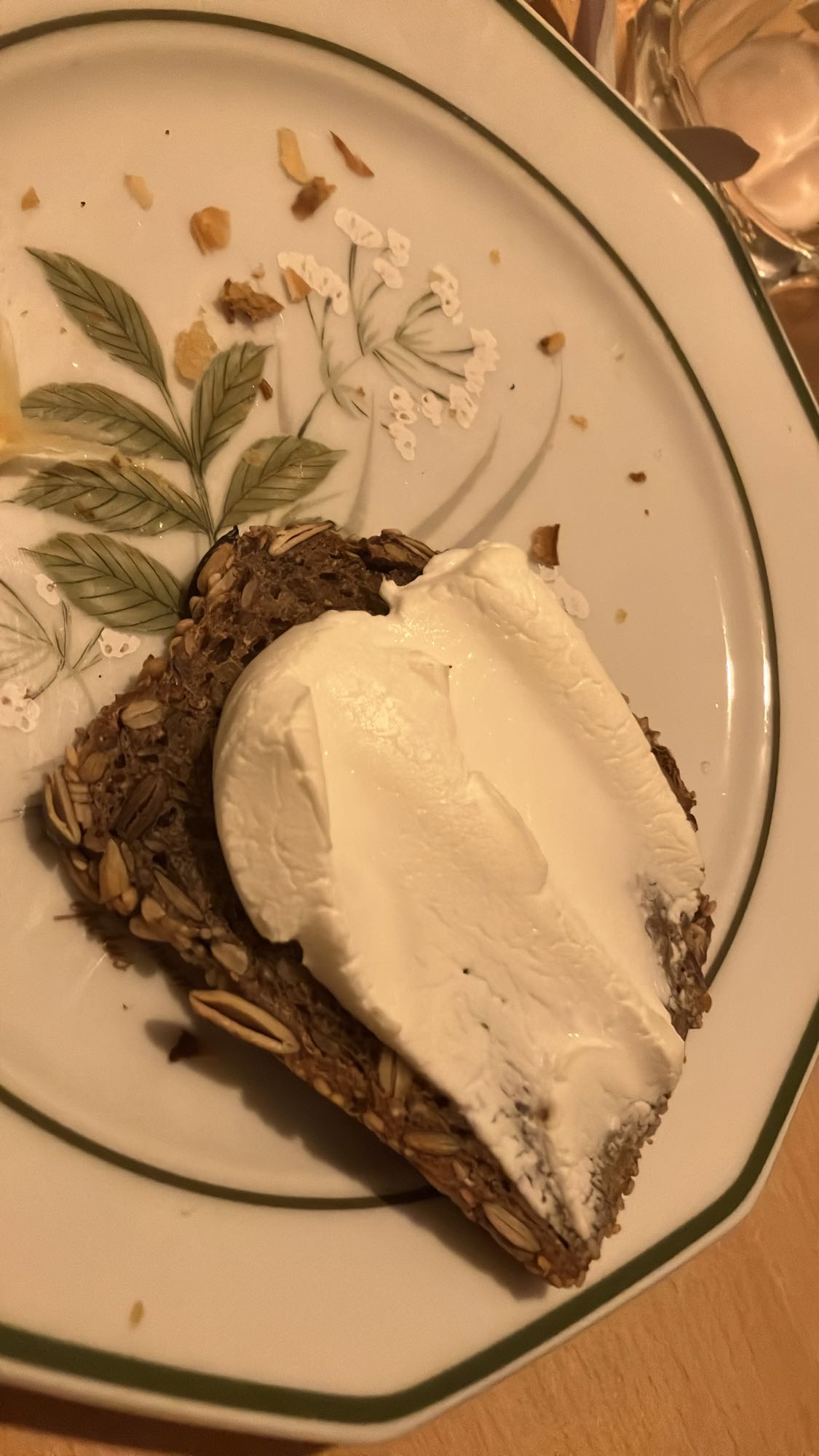 Pão integral com requeijão