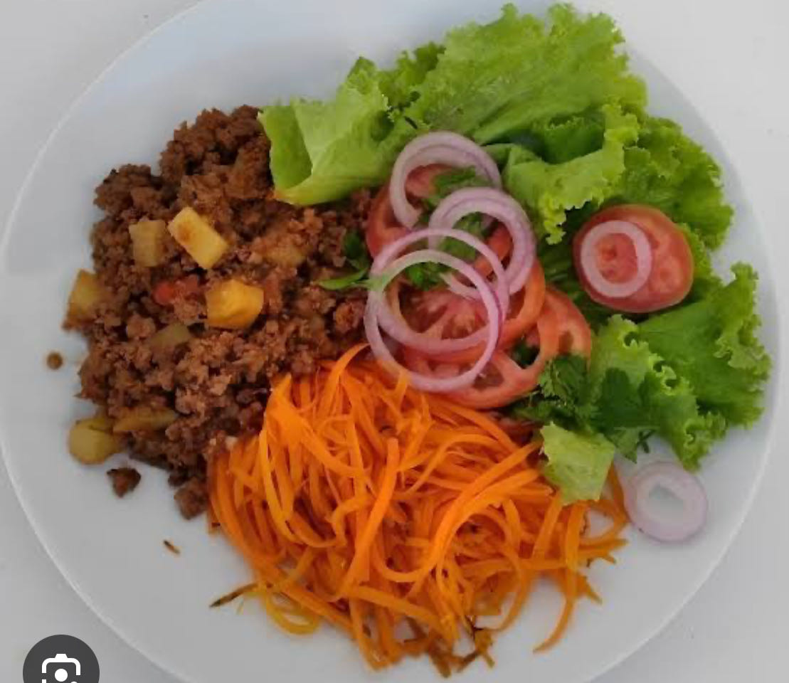 Carne moída com salada