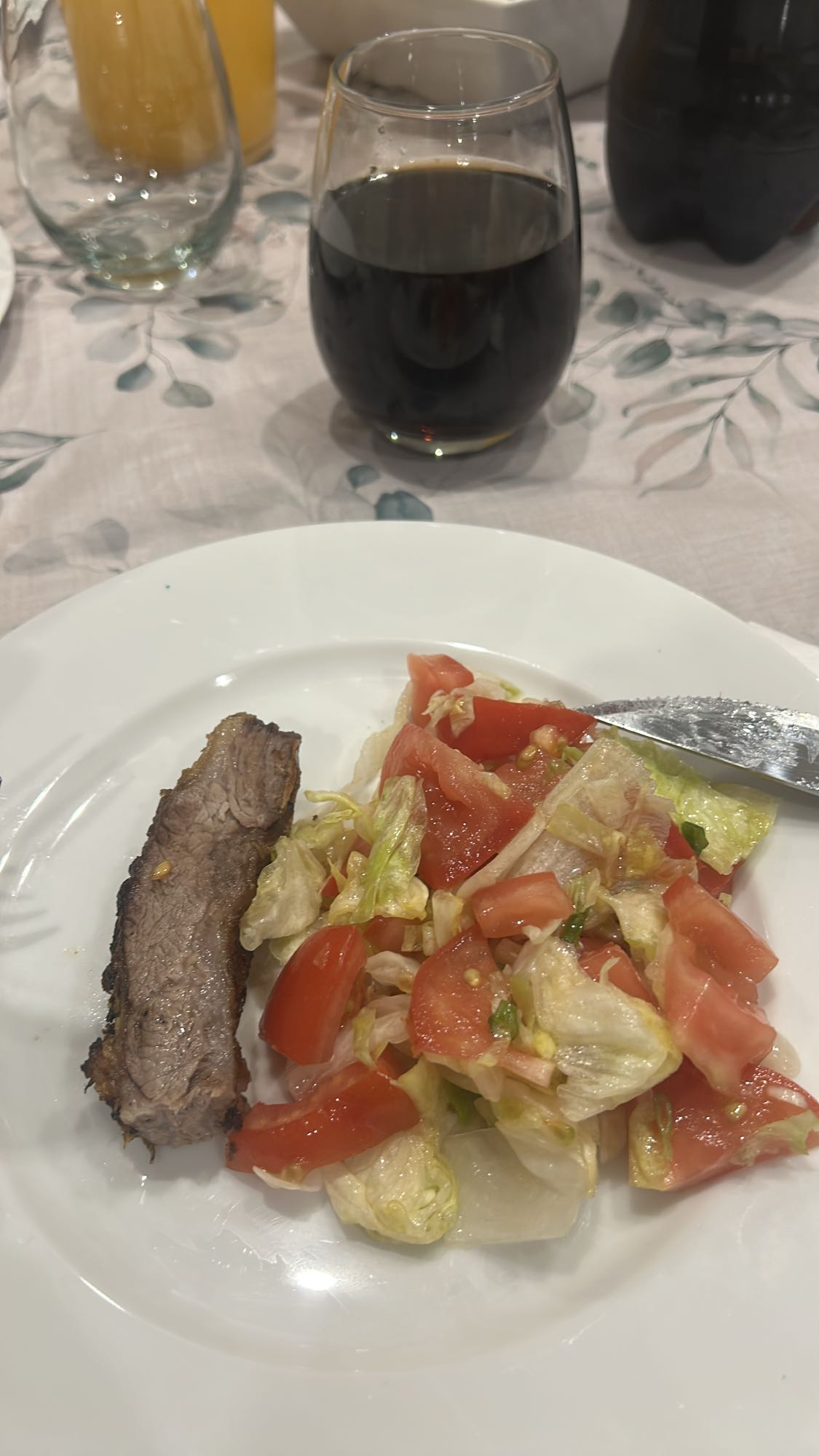 Carne con ensalada y refresco