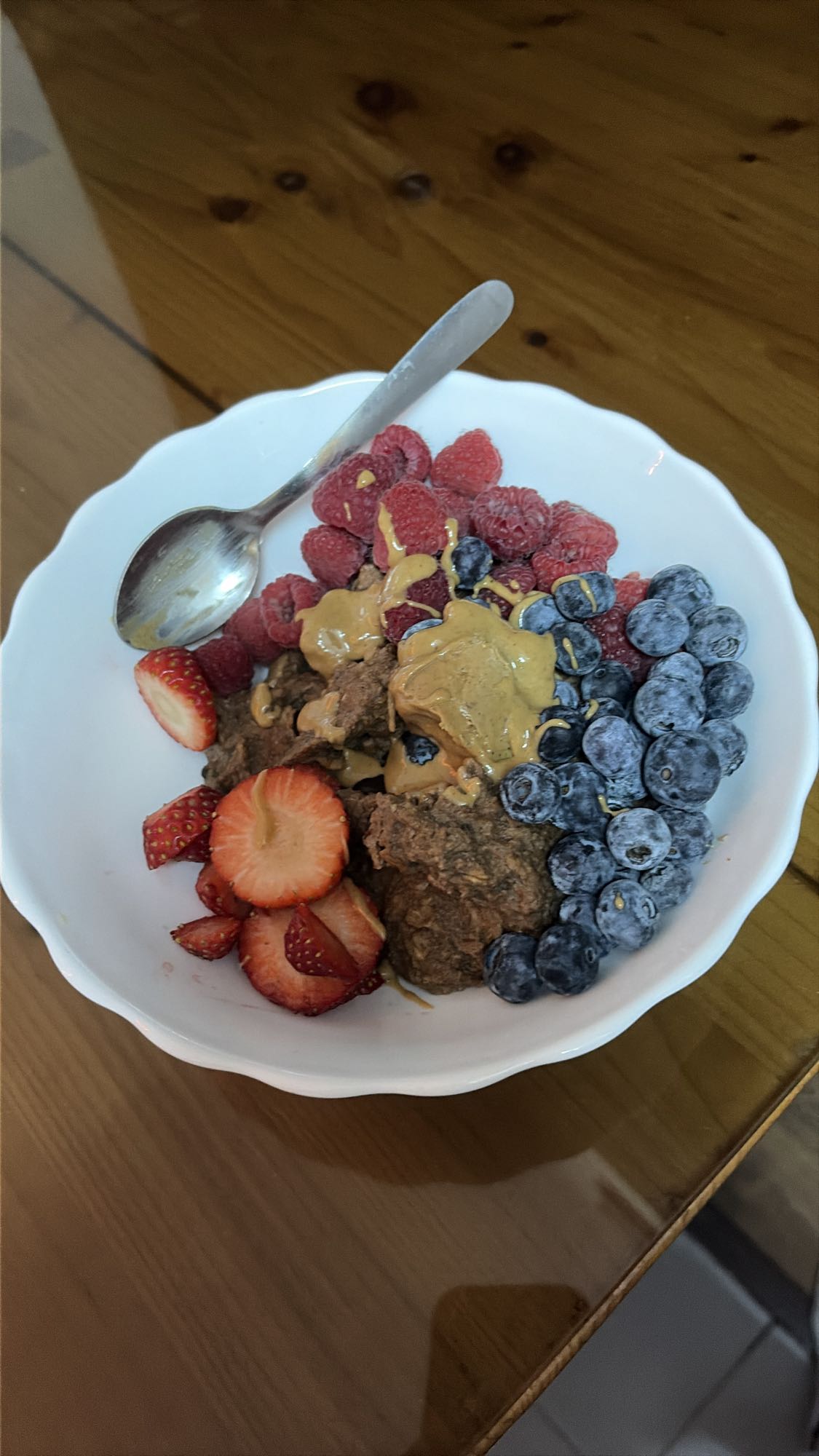 Mic dejun cu ovăz, proteine și fructe