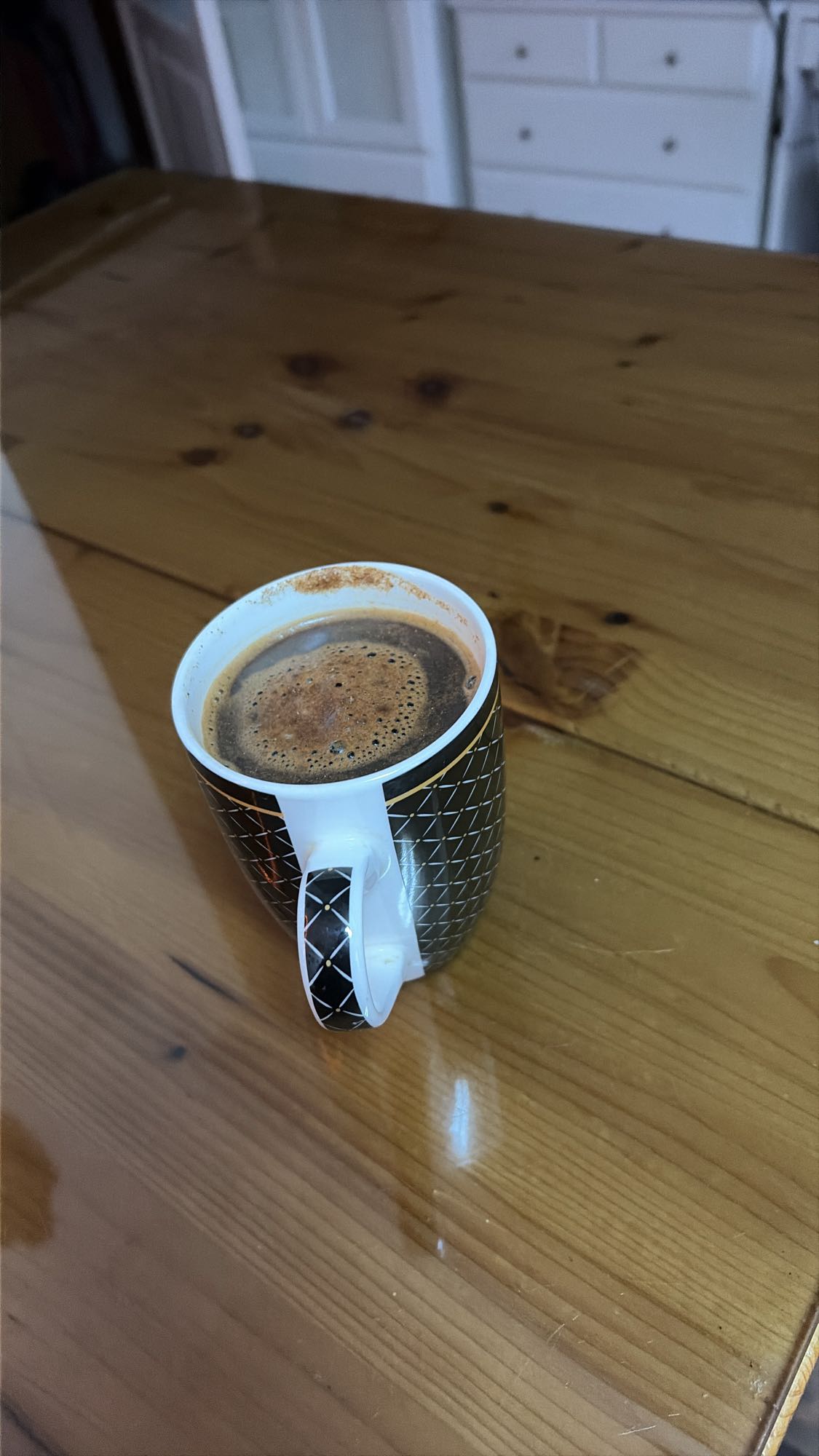 Cafea neagră cu puțină scorțișoară