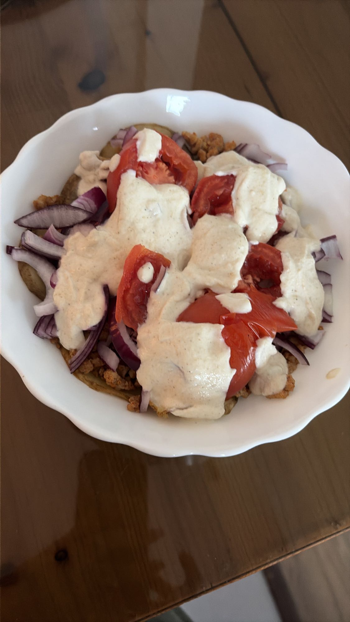 Cartof copt cu carne de curcan și sos de iaurt