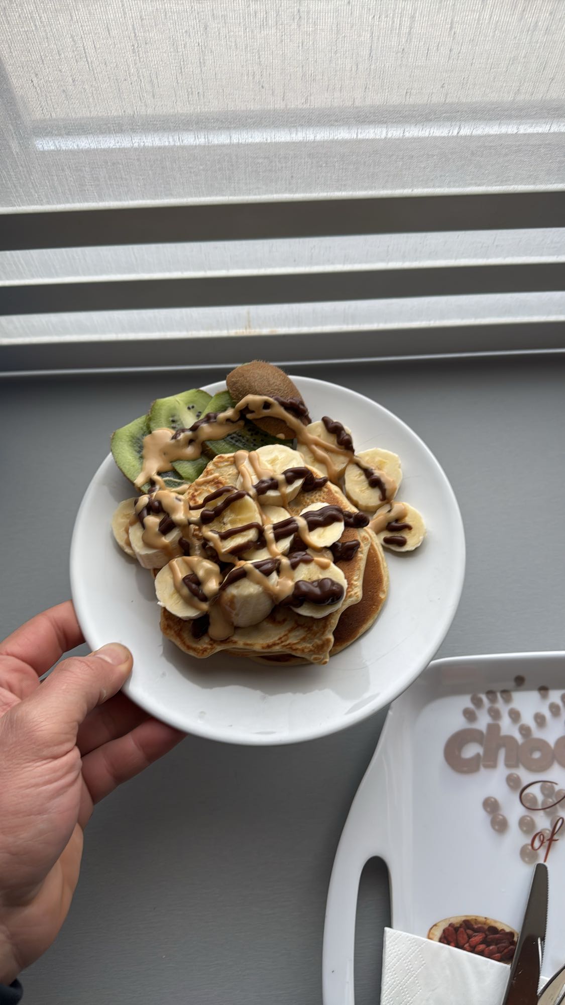 Panqueques con frutas y salsa