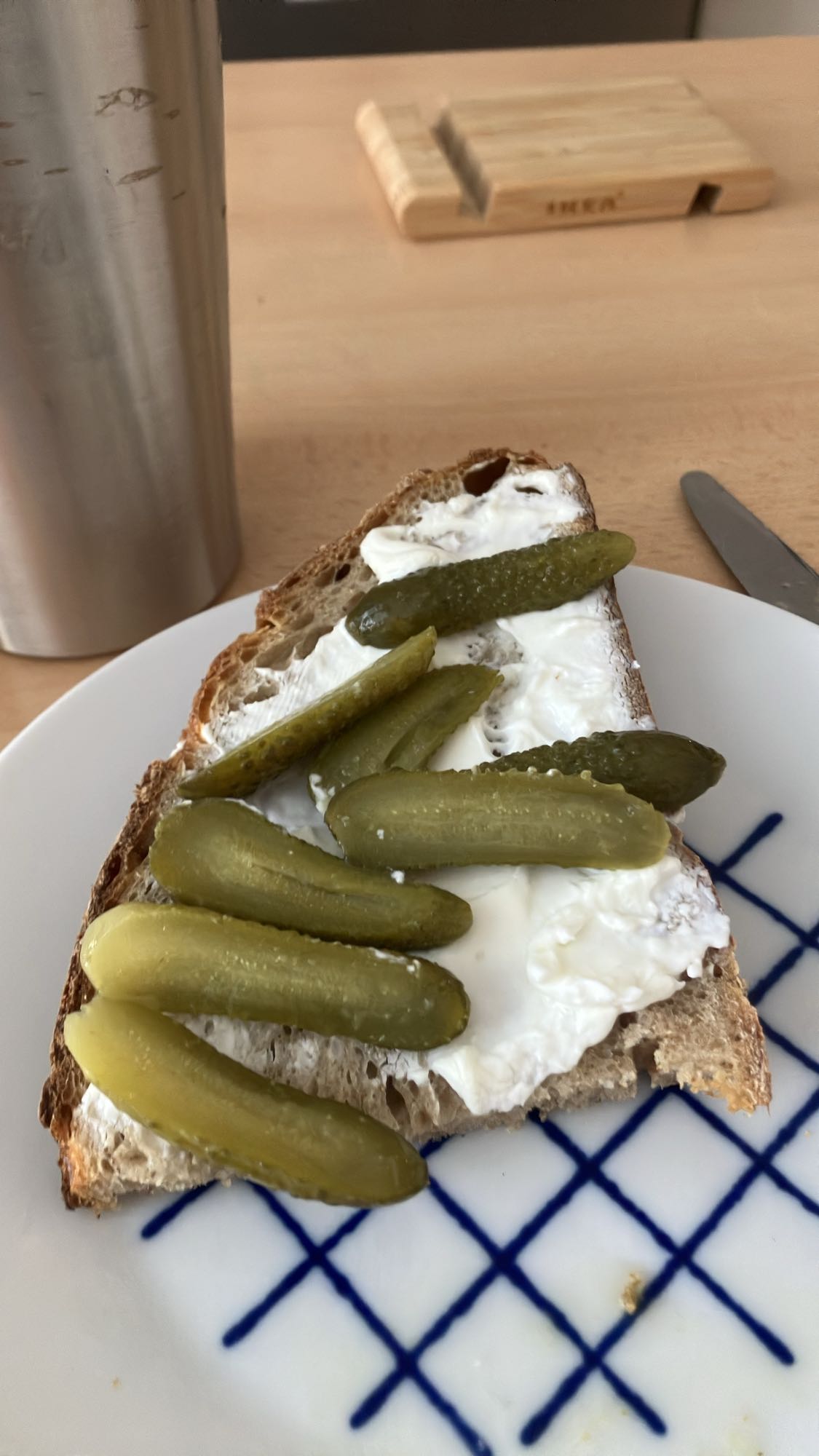 Pão com cream cheese e picles