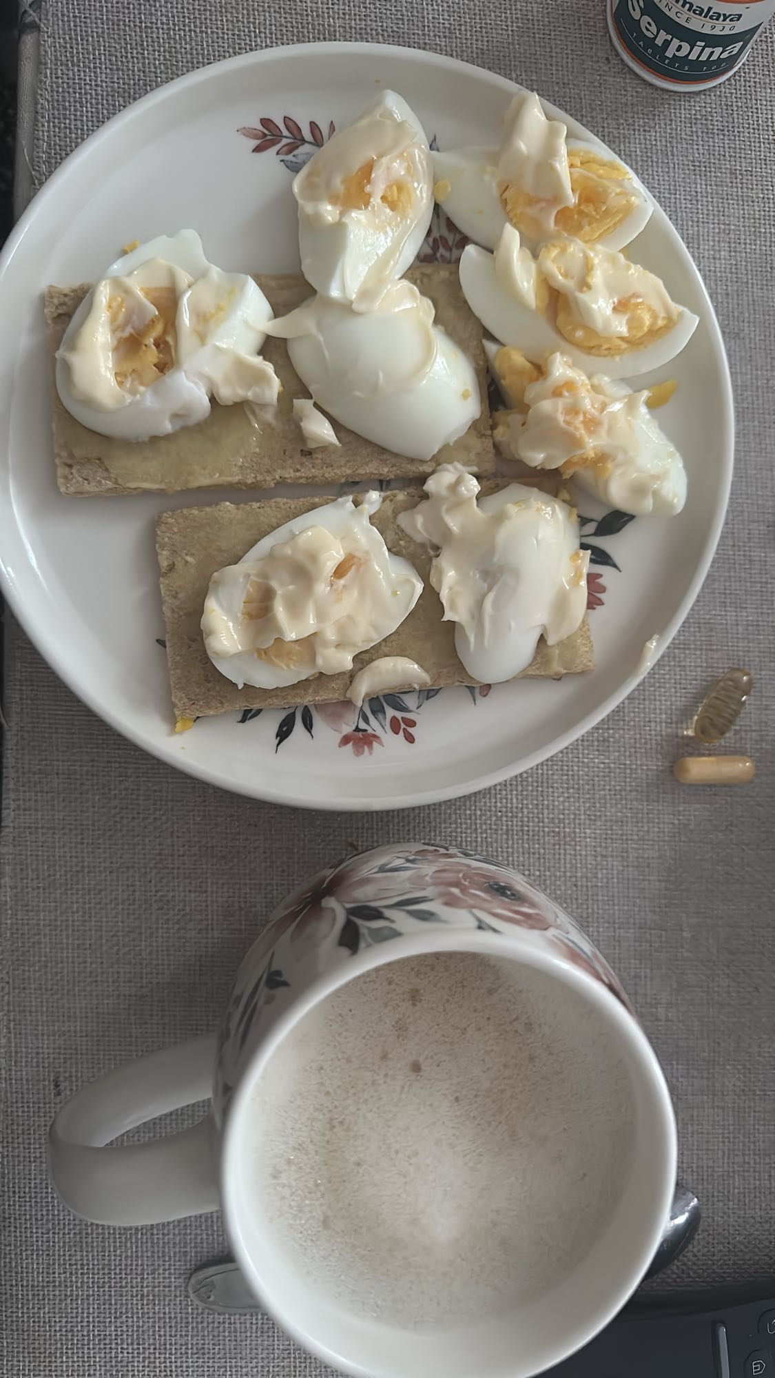 Jajka na chrupkim pieczywie