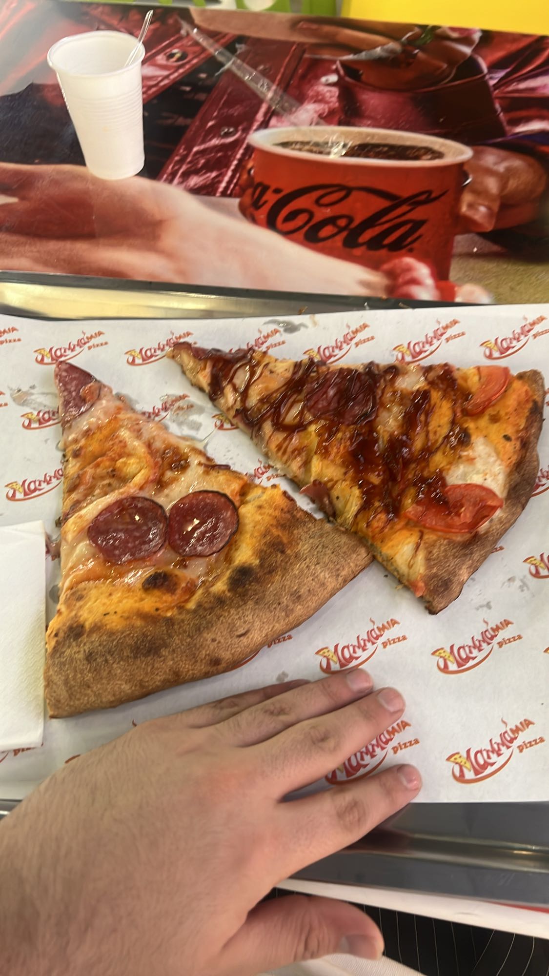 Пицца с пепперони и соусом