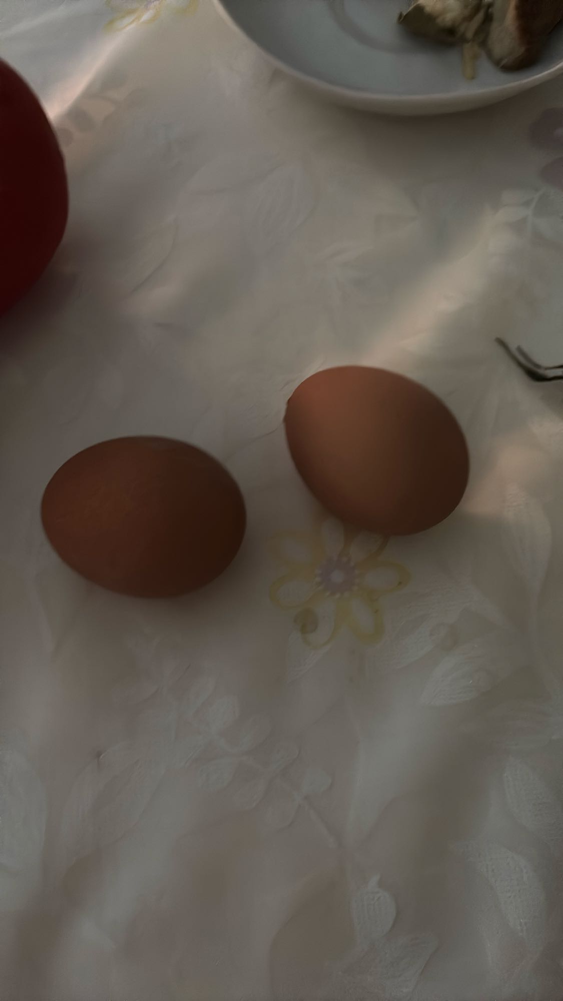 два вареных яйца