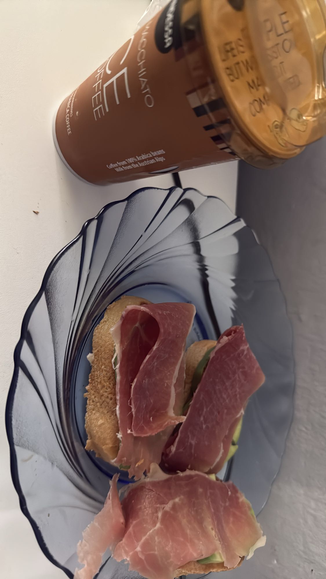 Tostadas con jamón y café