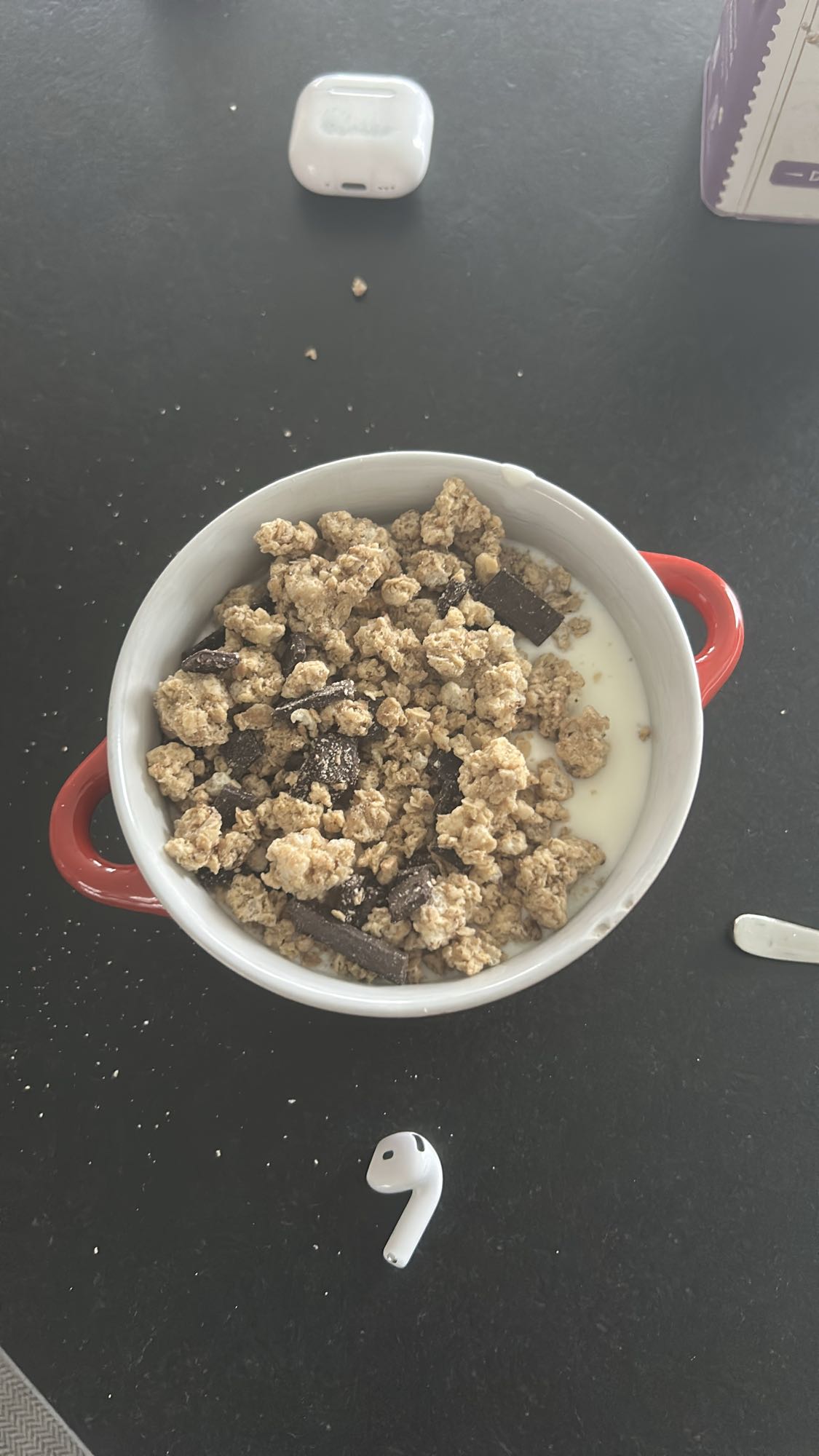 muesli met melk en chocolade