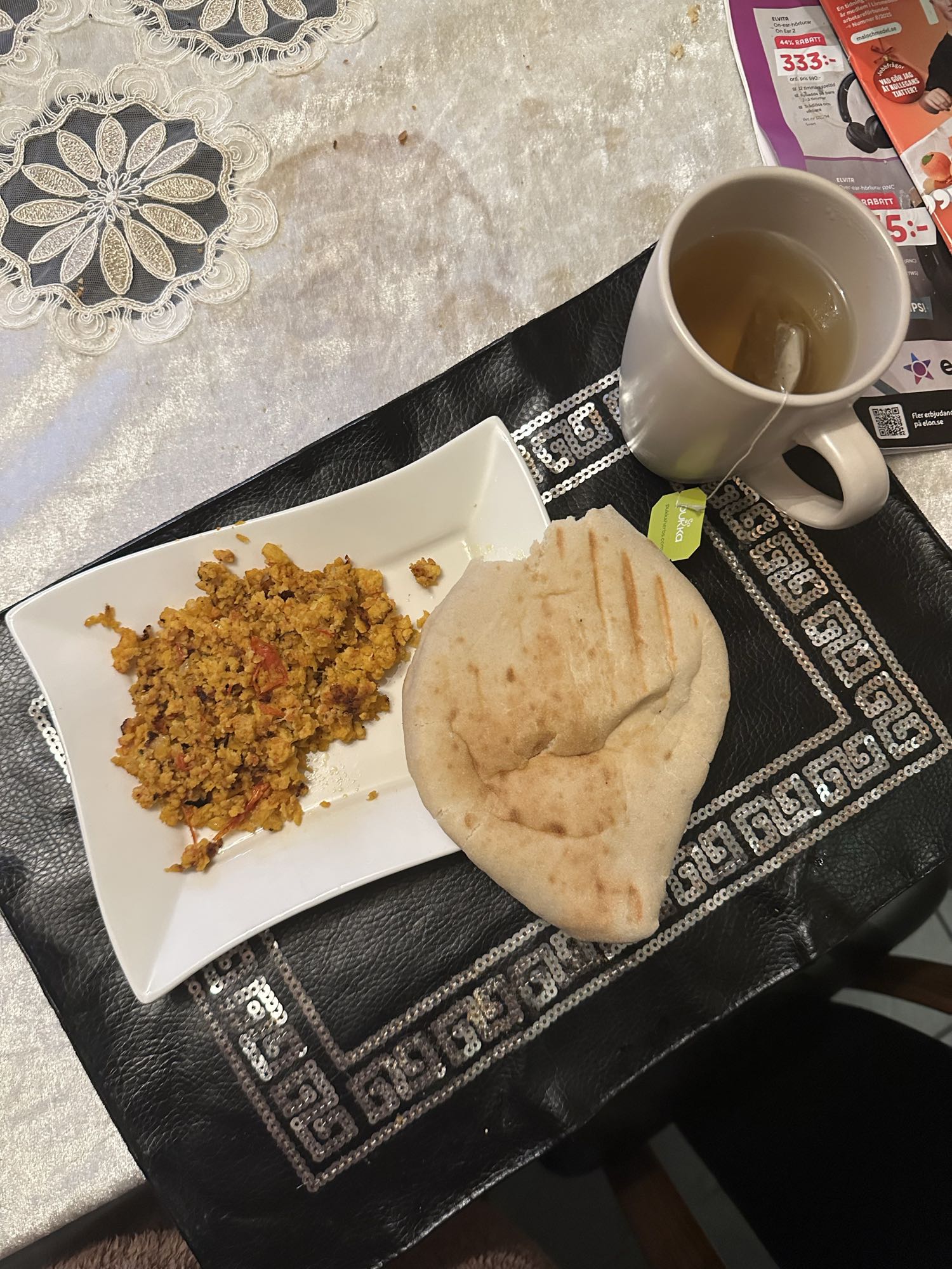 Scrambled eggs & pita