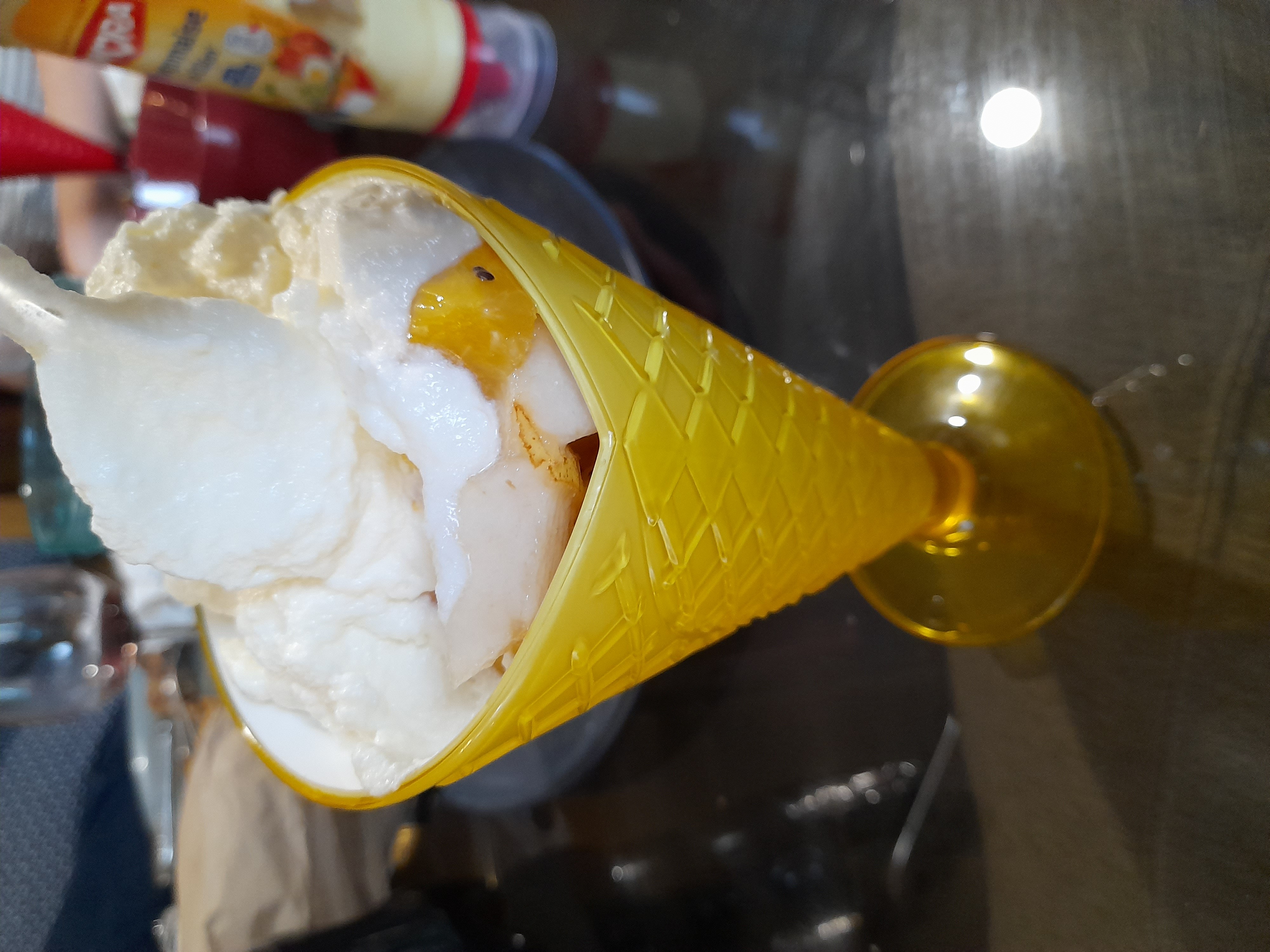 Glace à la vanille et fruits
