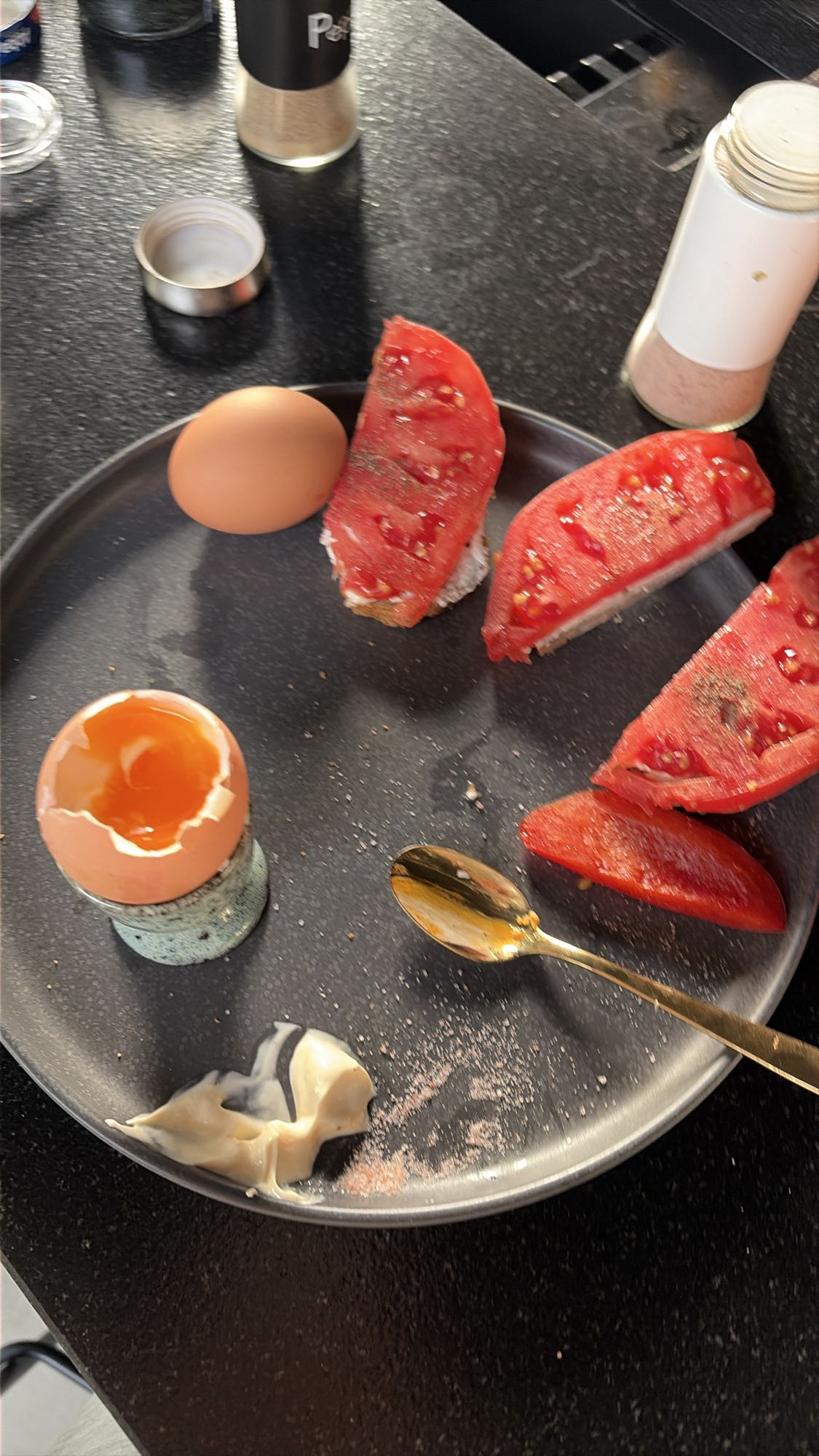 Jajko na miękko z pomidorem