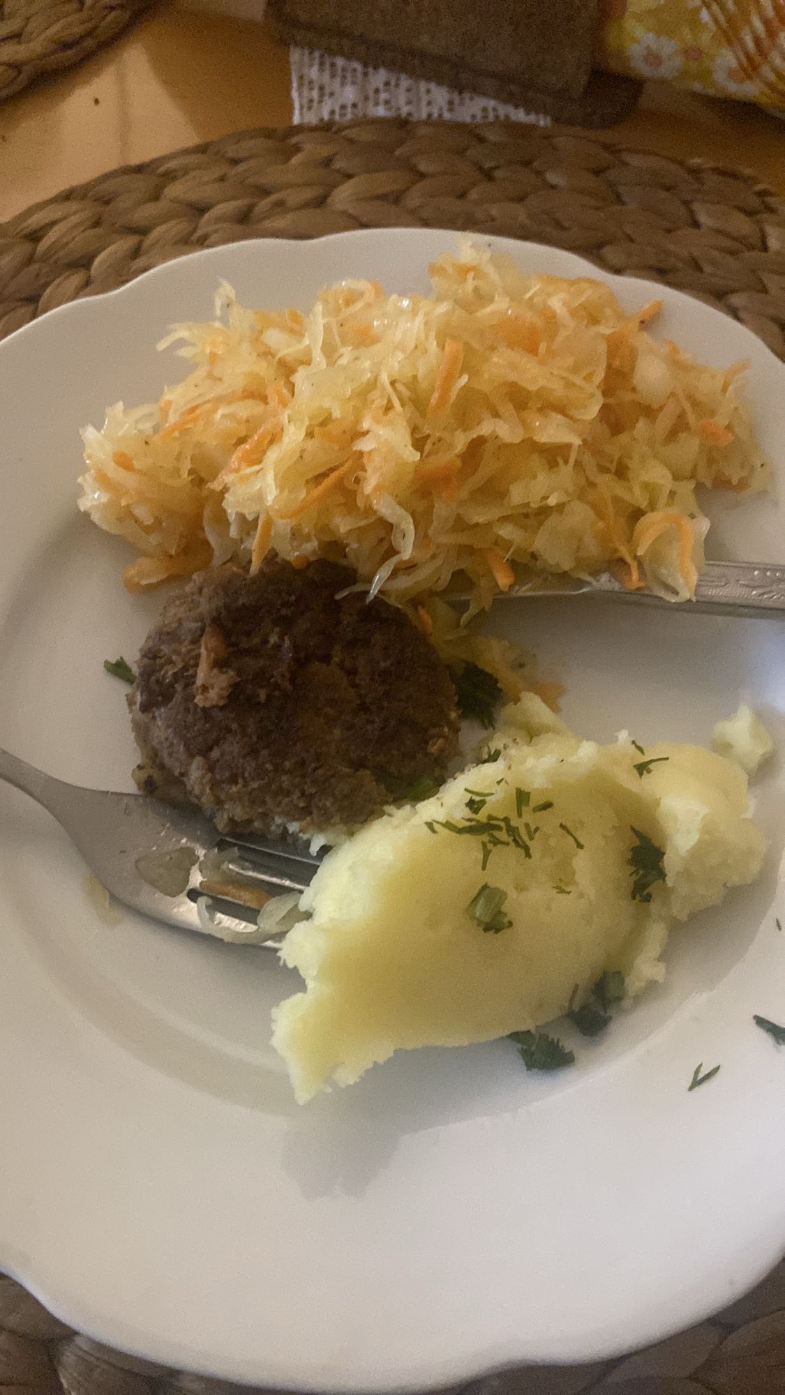 Kotlet z ziemniakami i surówką