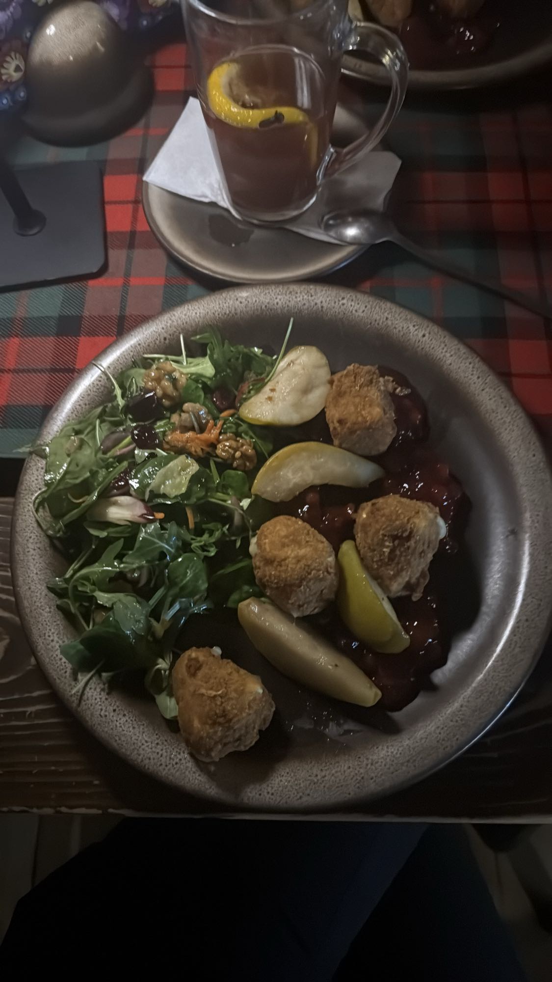 Sałatka z gruszką i kotlecikami