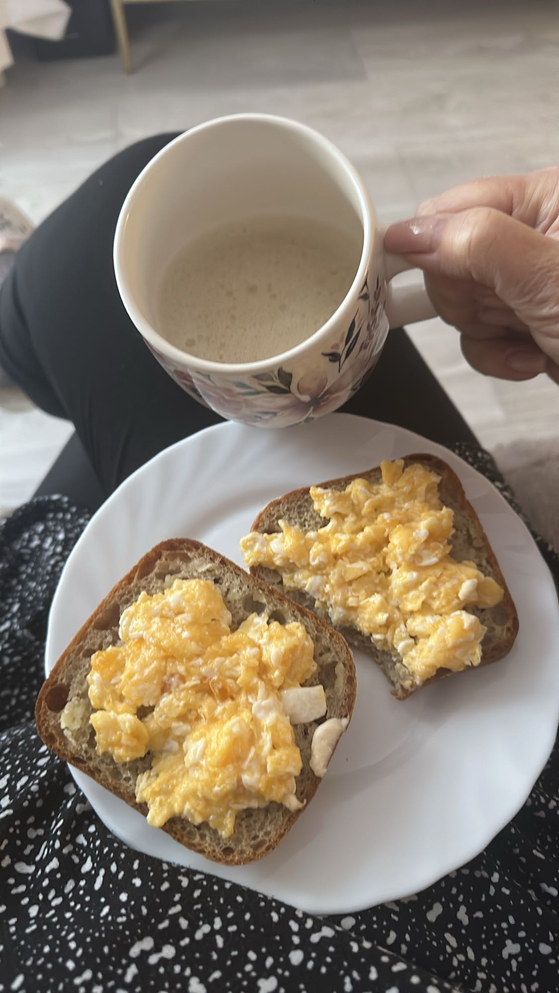 Jajecznica na chlebie z kawą