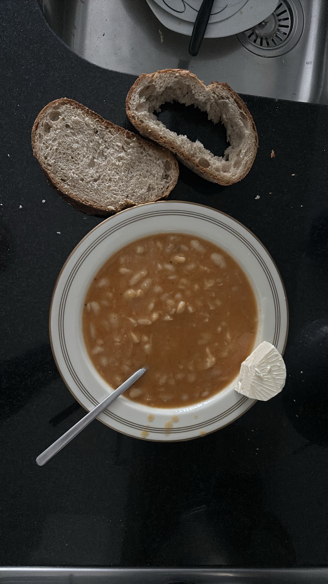 Bohnensuppe mit Brot