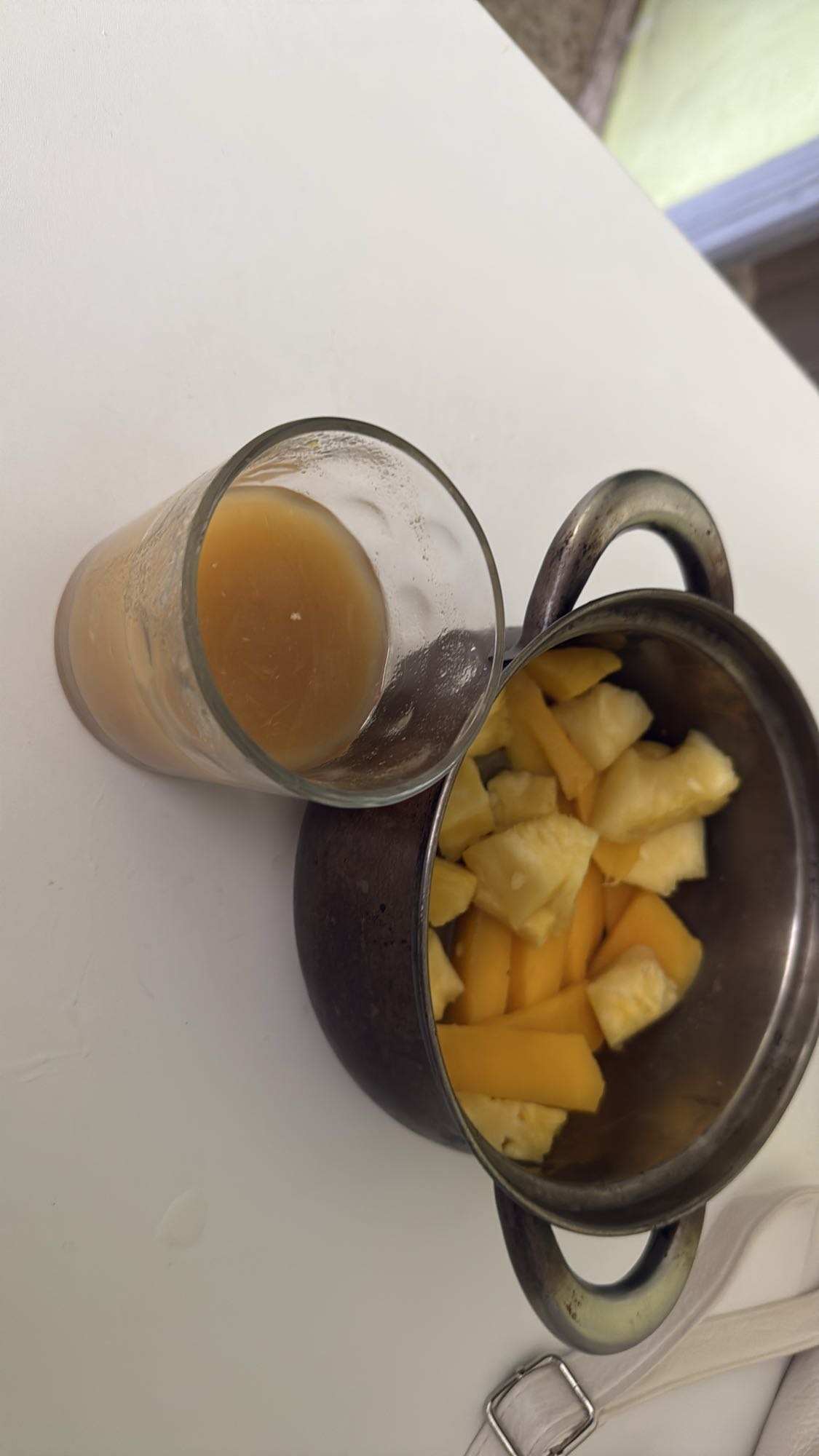 Fruta fresca y caldo de sopa de pescado