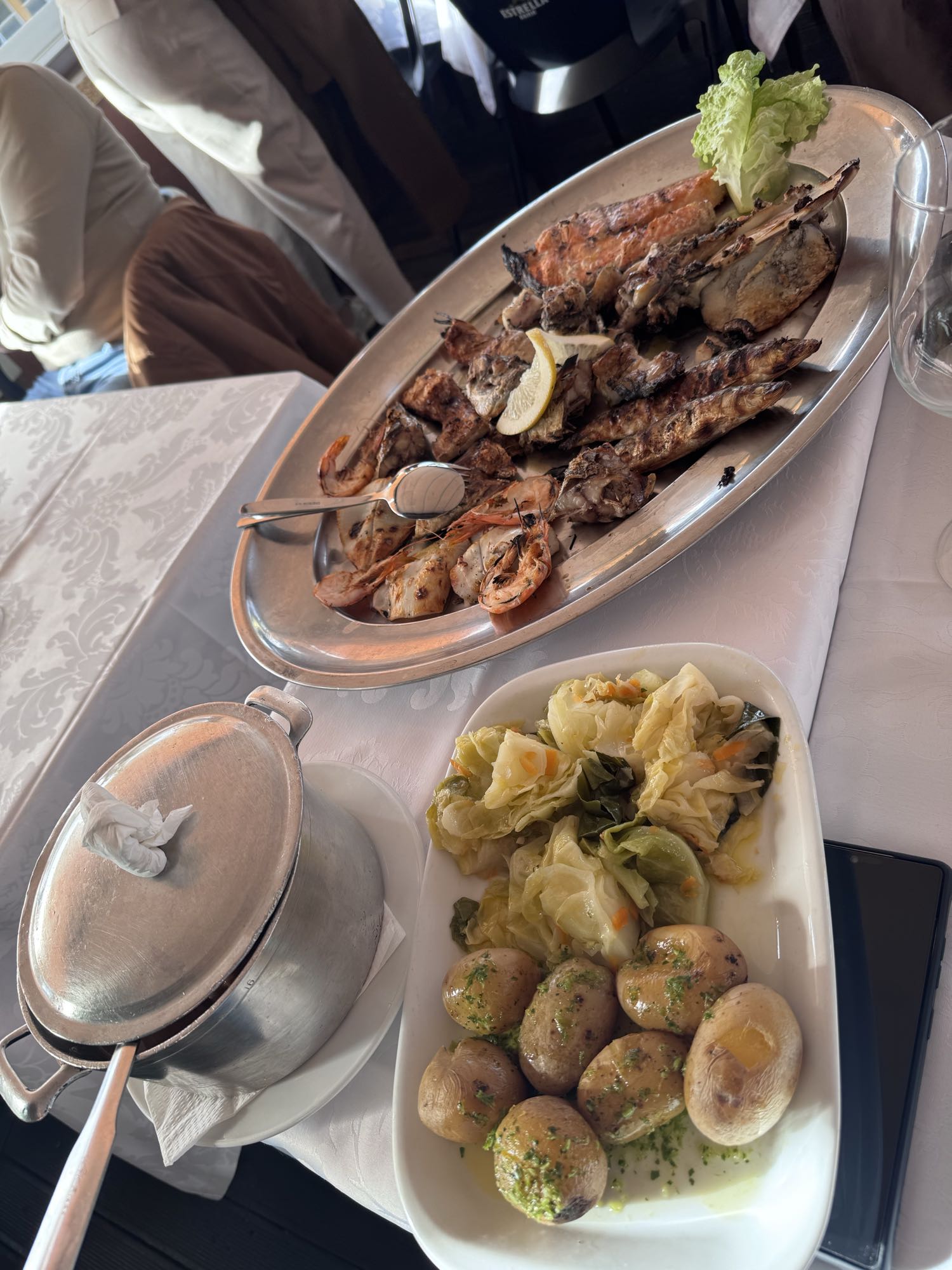 Grelhados de peixe e legumes