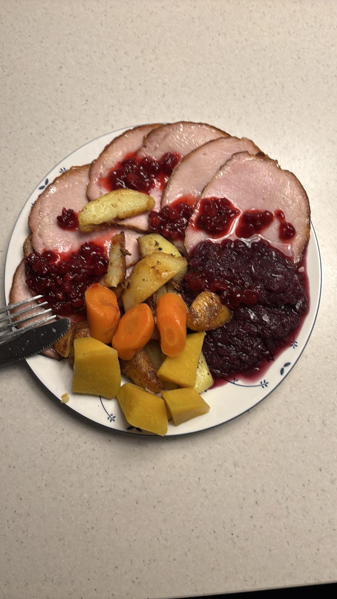 Røkt skinke med rotgrønnsaker og rødkål