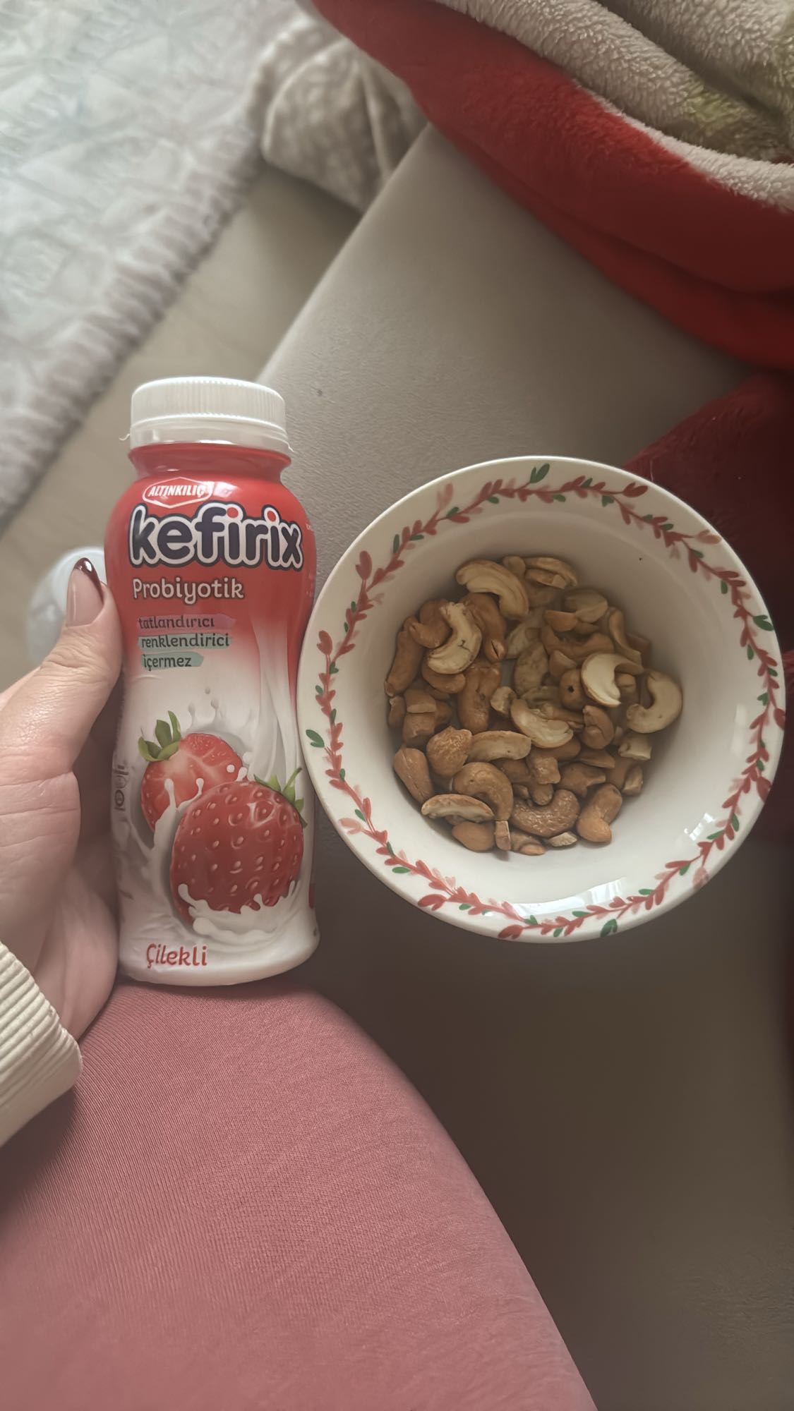 Çilekli kefir ve karışık kuruyemiş