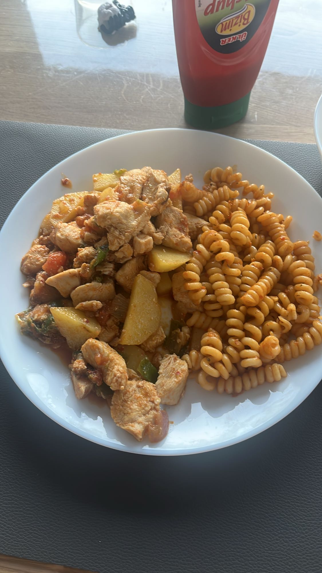 Tavuklu sebzeli makarna