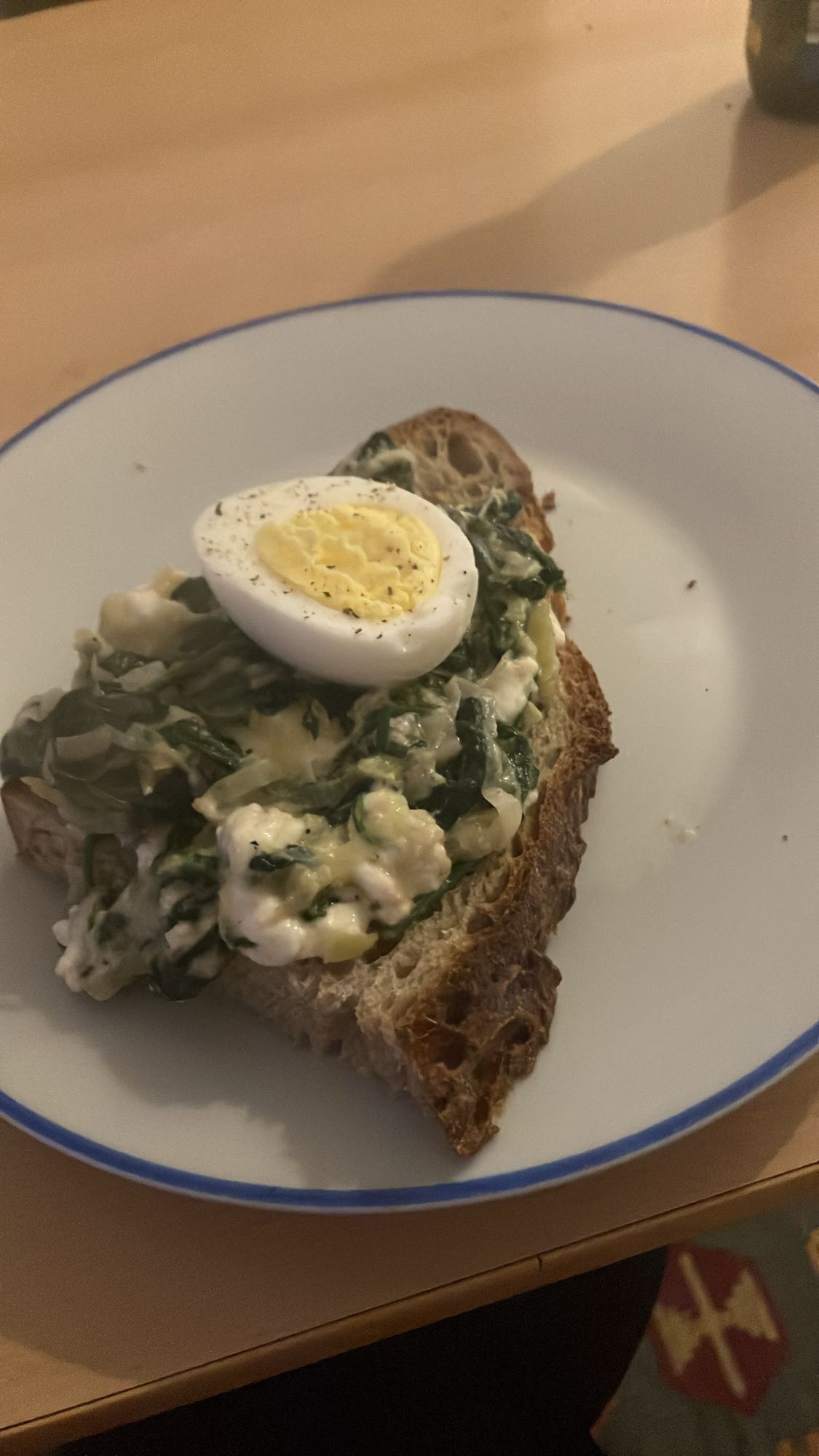 Torrada com ovo e espinafre