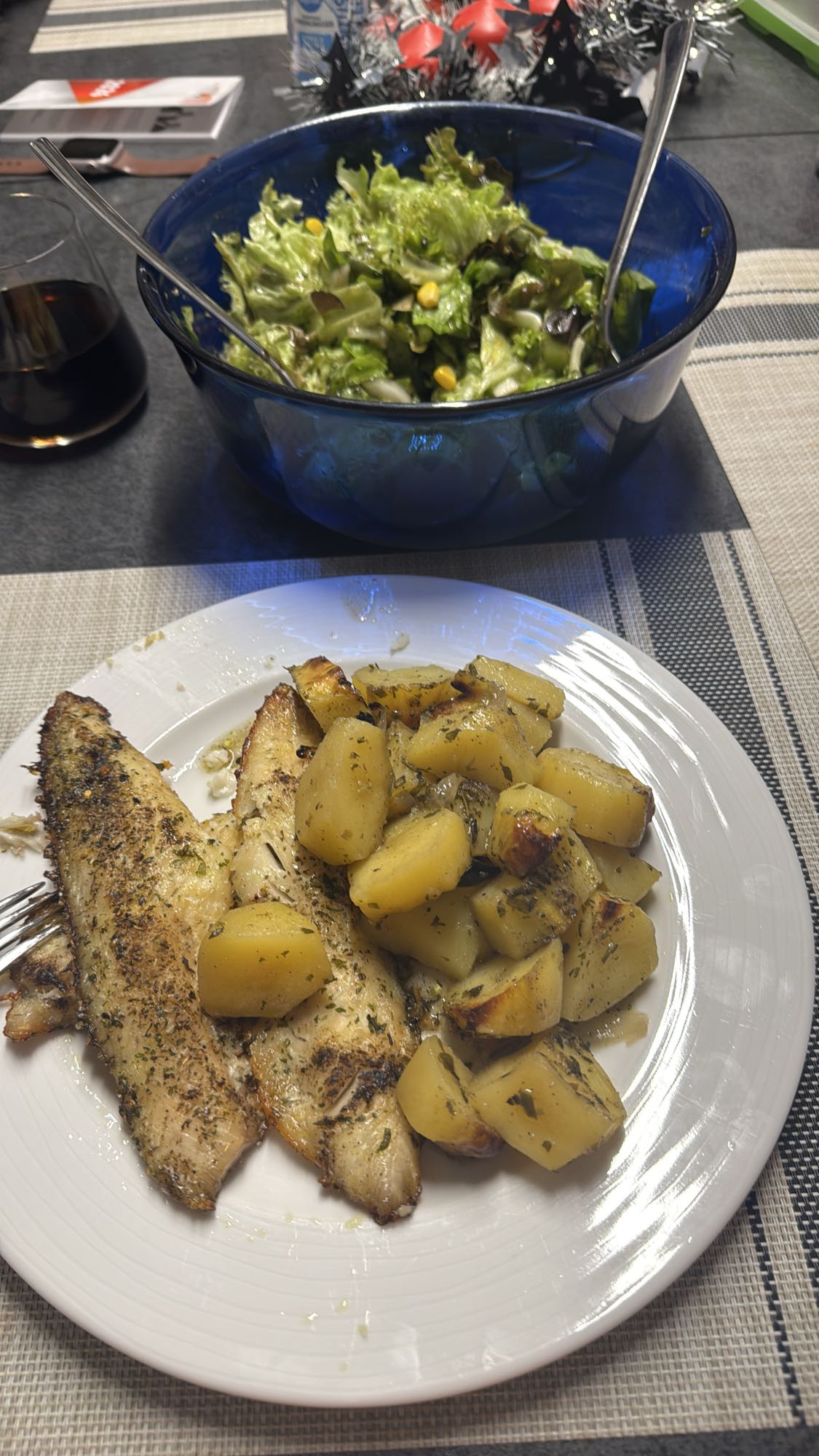 Gegrillter Fisch mit Kartoffeln und Salat