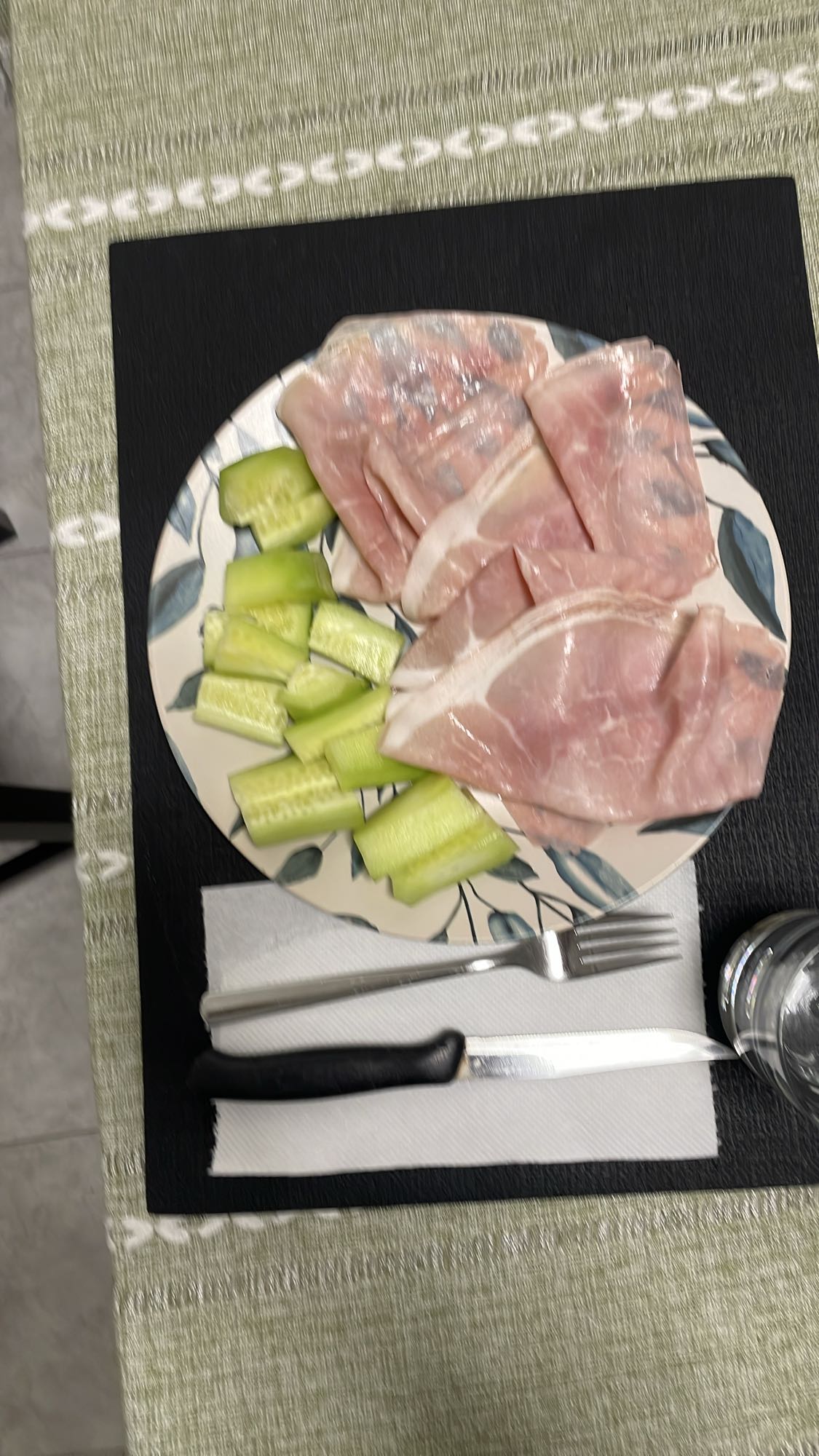 Jambon ve salatalık tabağı