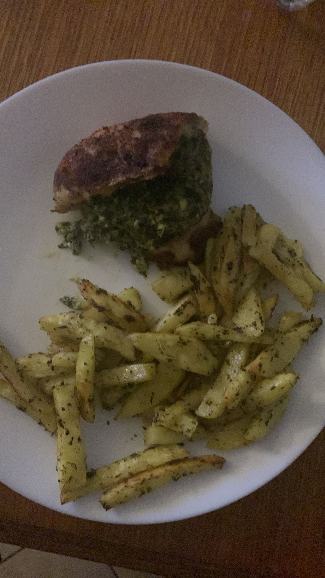 Kurczak ze szpinakiem i frytkami