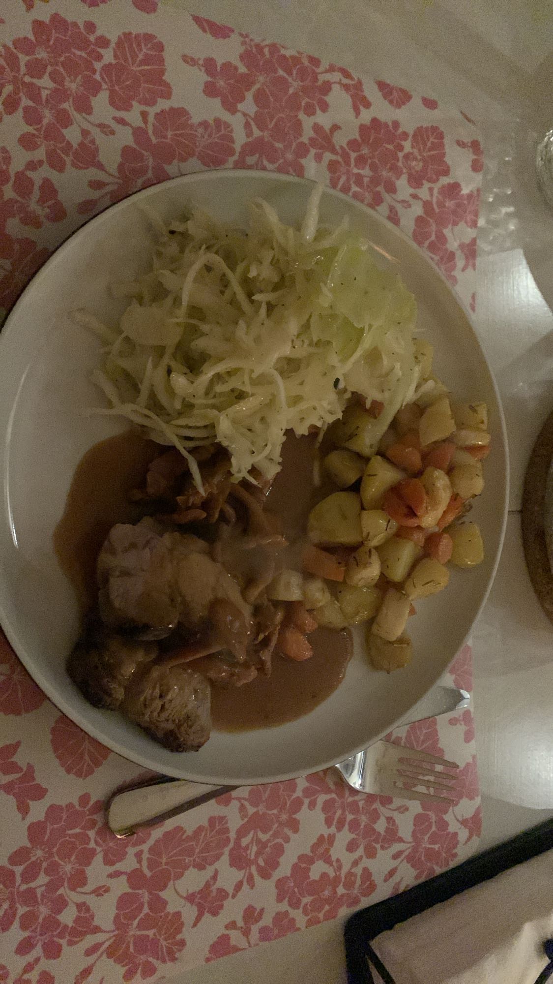 Fläskstek med kål och rotfrukter