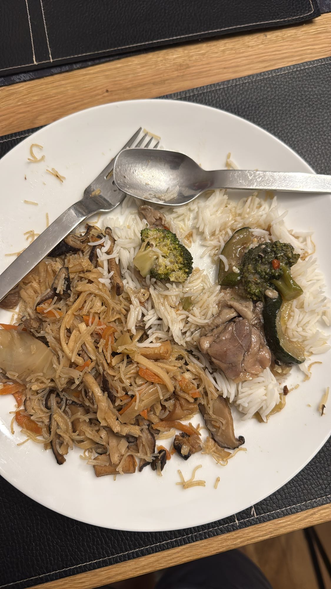 Ris och nudelwok med kyckling