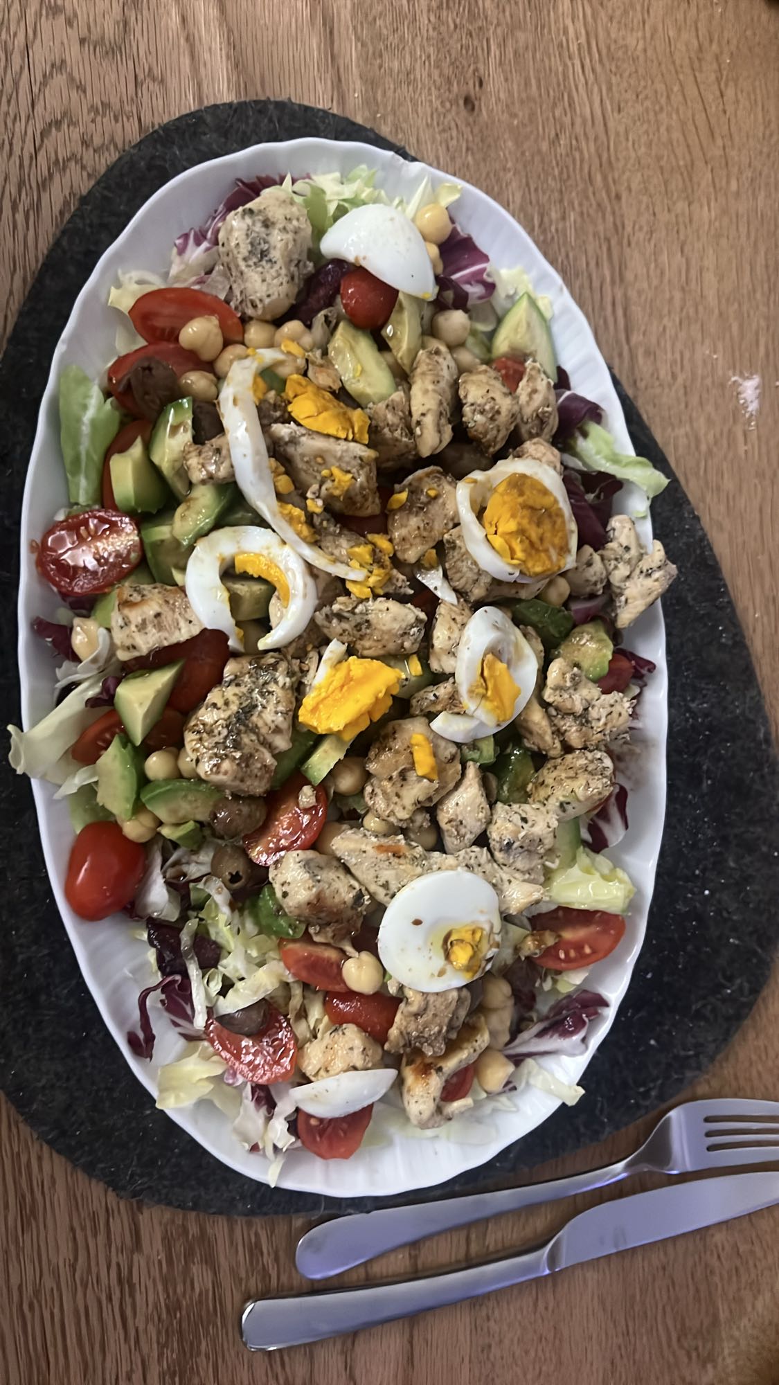 Tavuklu Yumurta Salatası