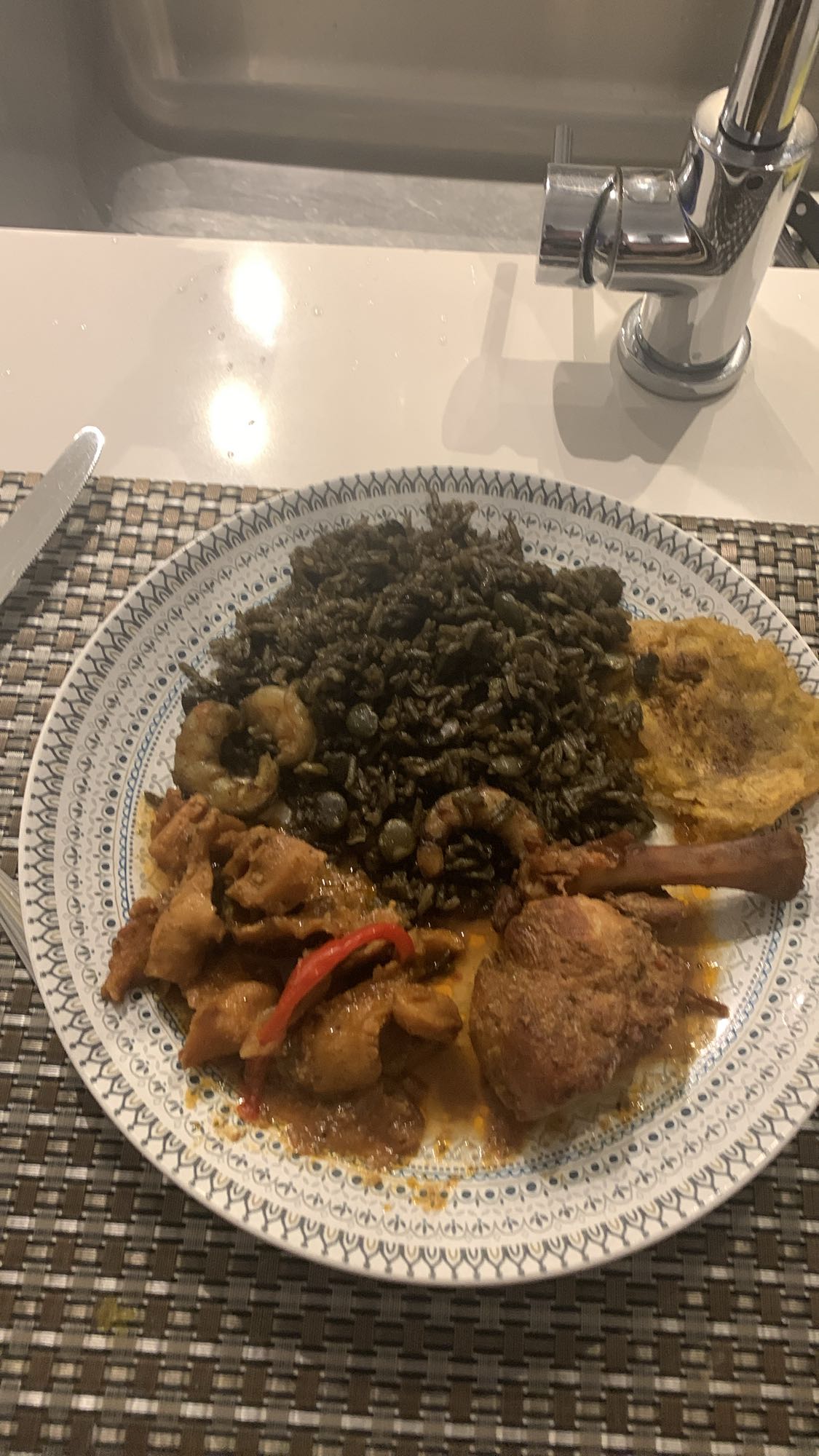 Riz noir, poulet et crevettes