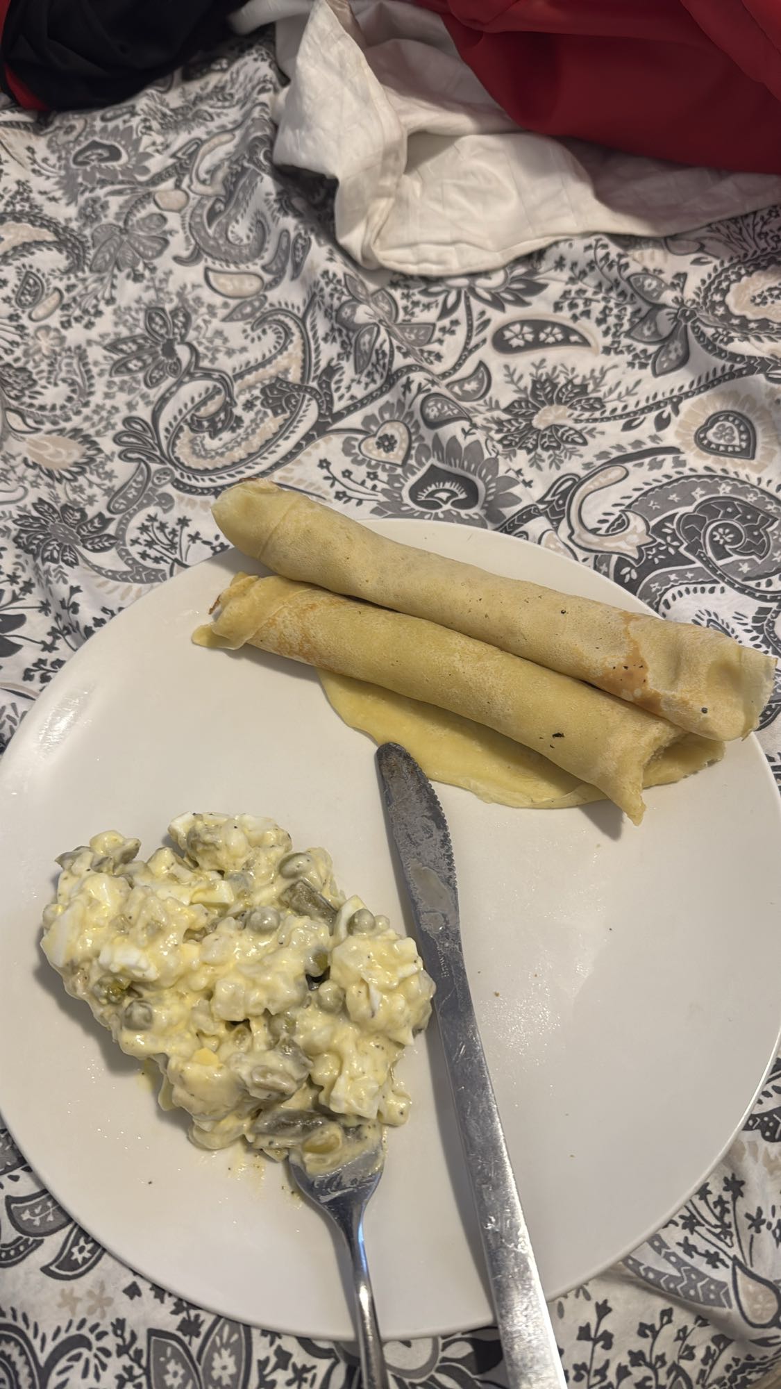 Crêpes et salade russe