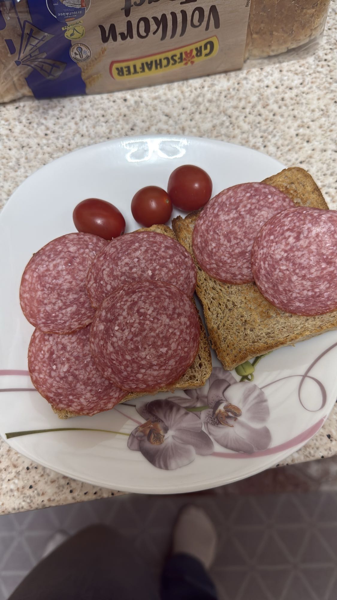 Salami Toast mit Tomaten