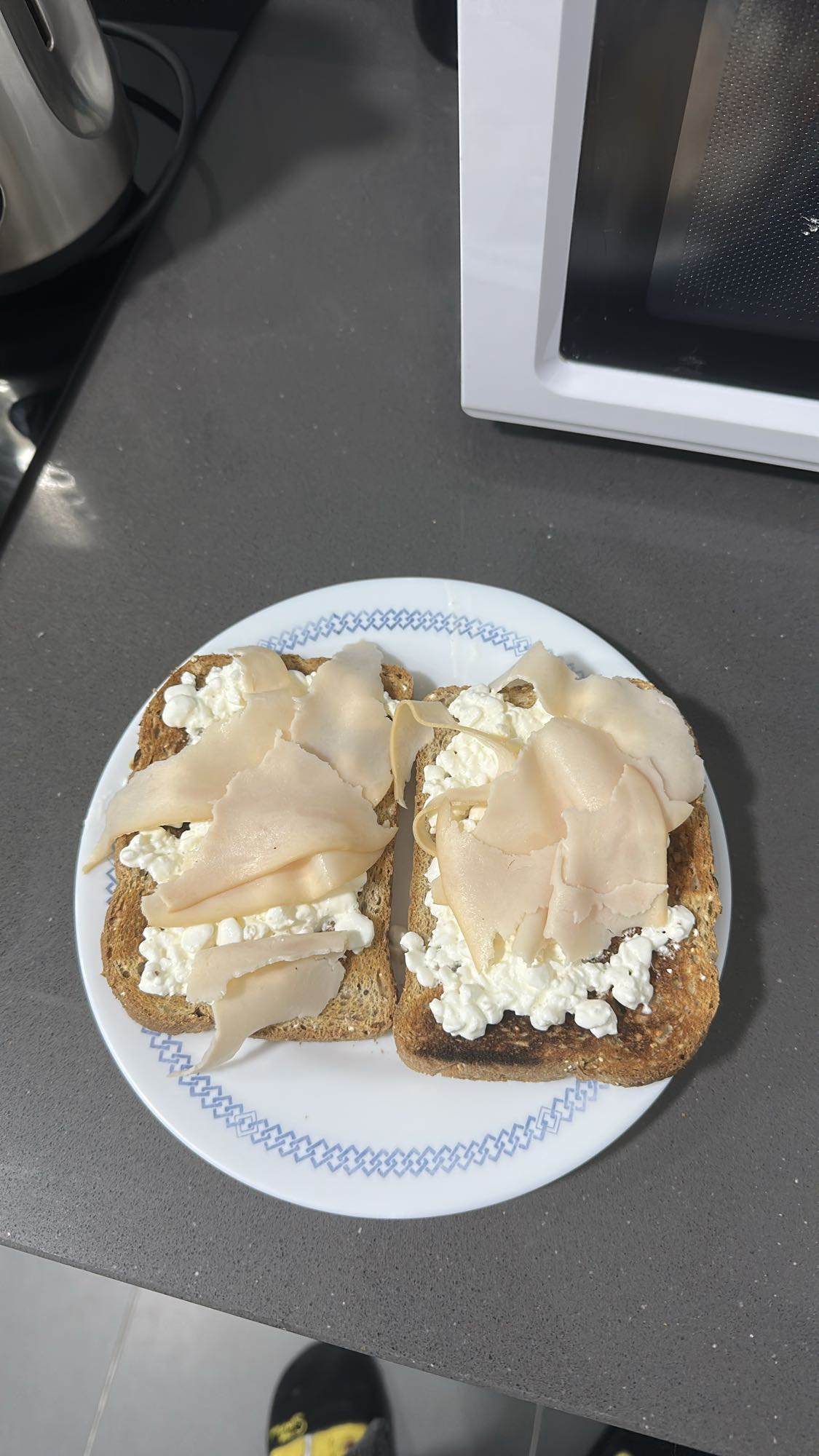 Tostadas con pavo y queso