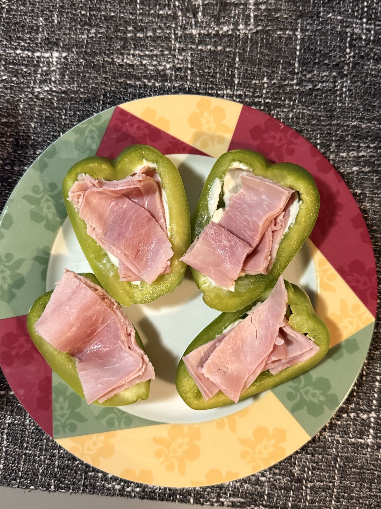 Ardei umpluți cu șuncă