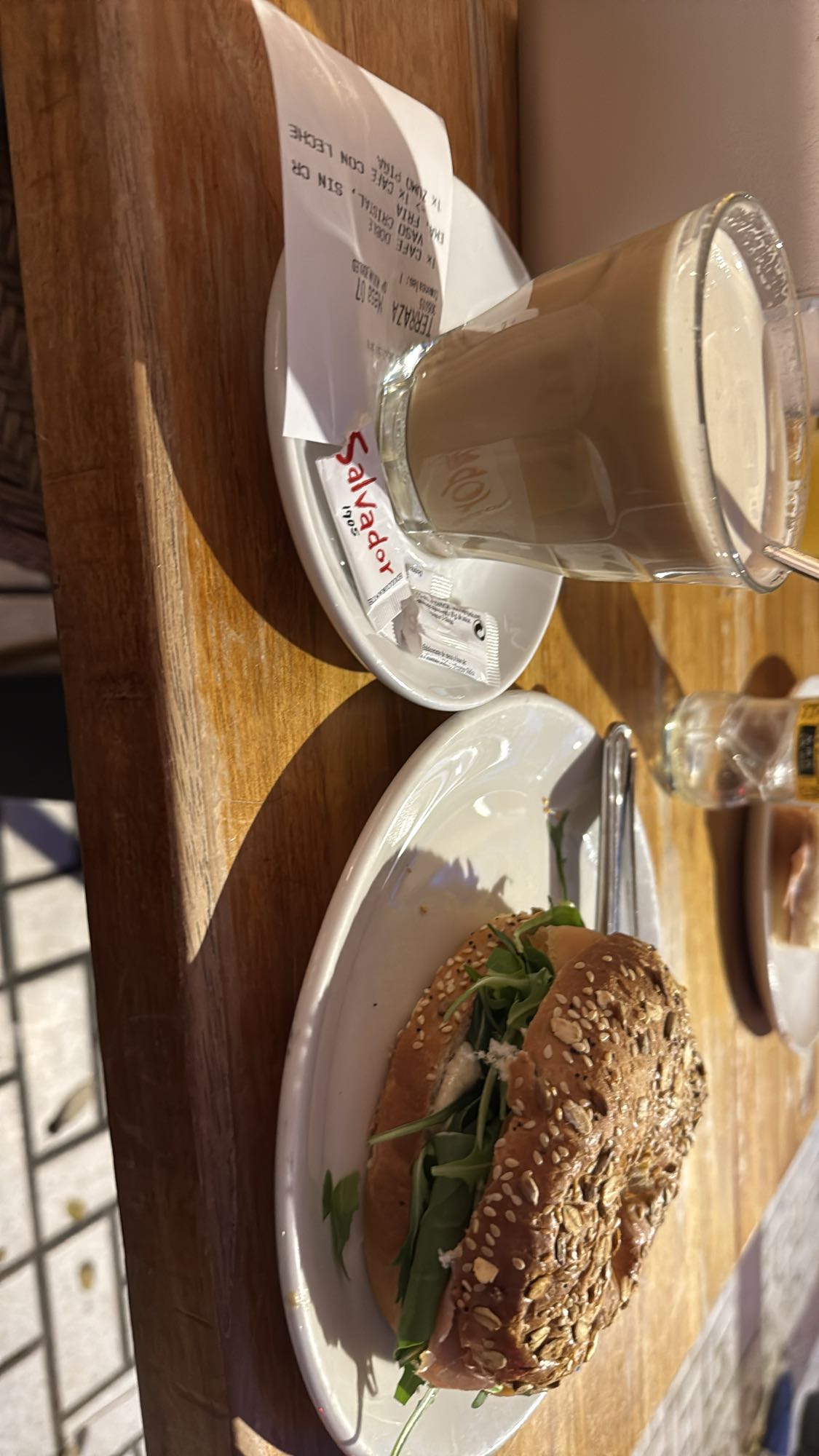 bagel integral y café con leche