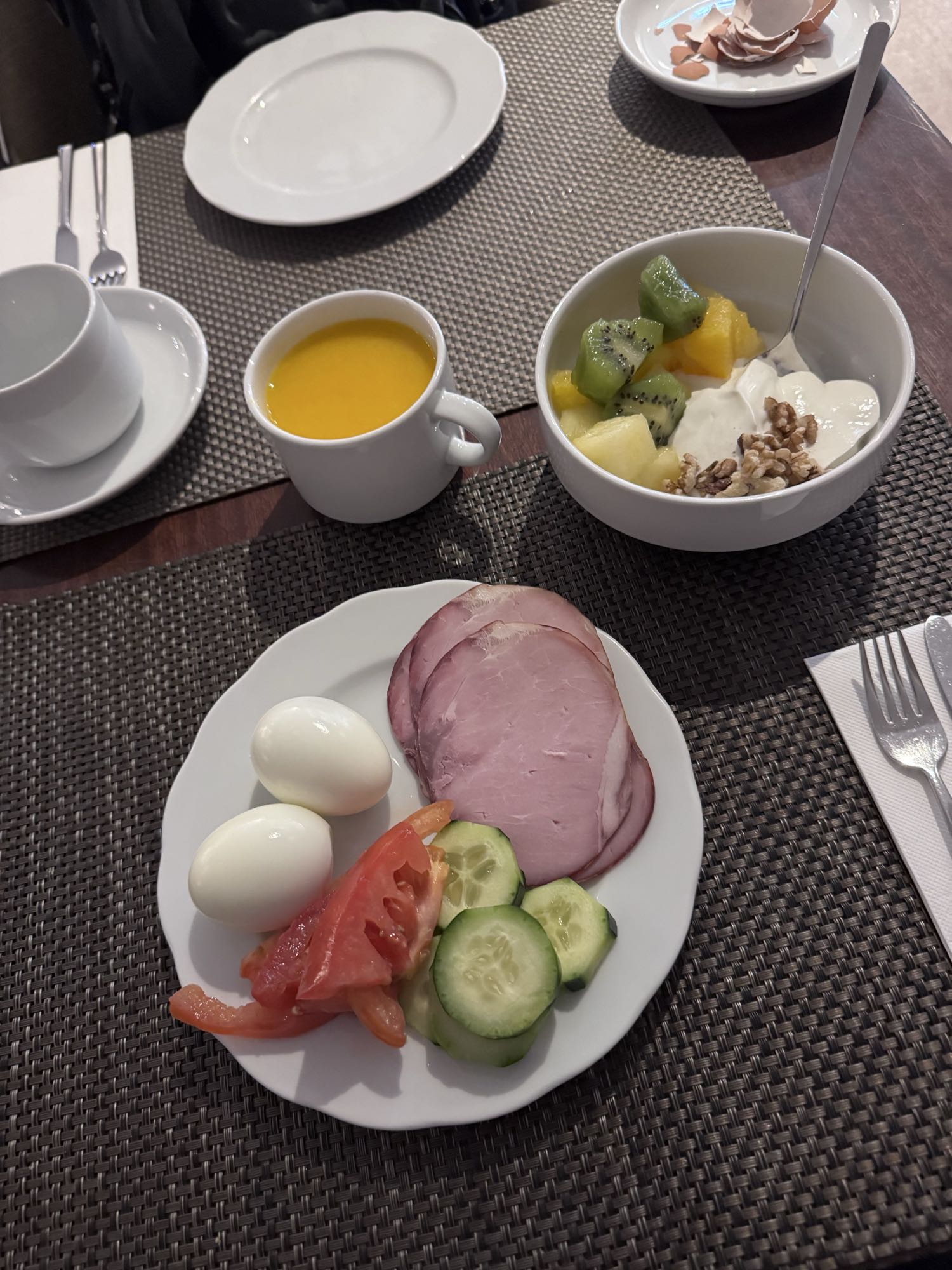 Kahvaltı tabağı ve yoğurt