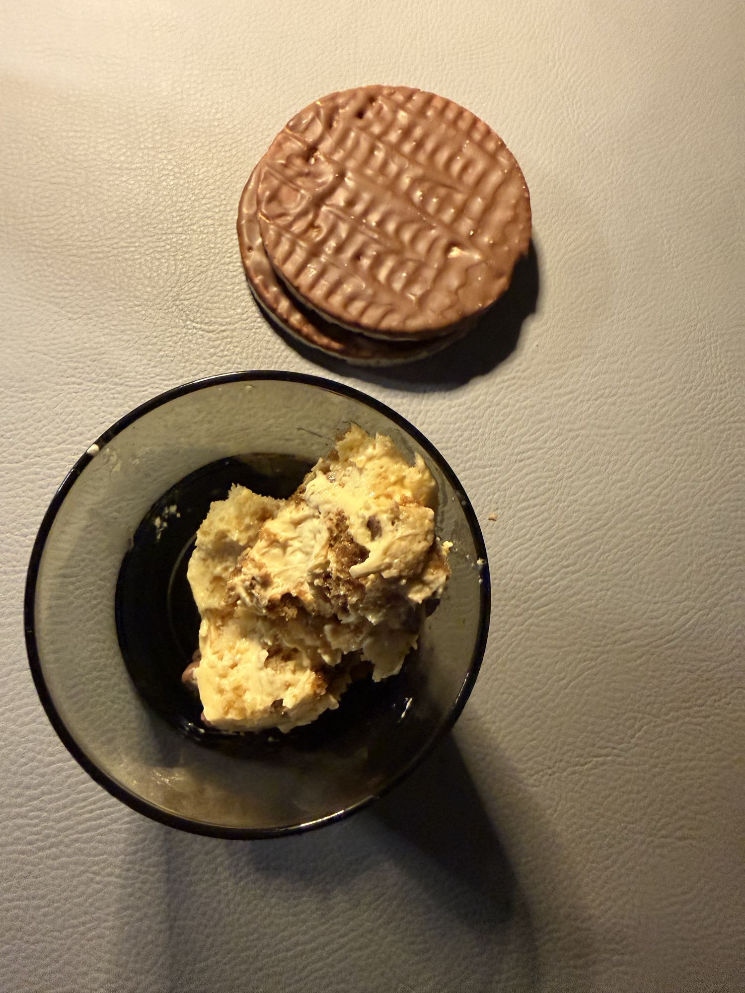 Çikolatalı bisküvi ve dondurma