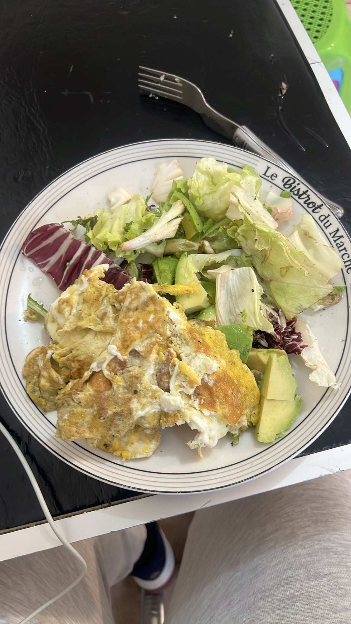 Omelette et salade fraîche