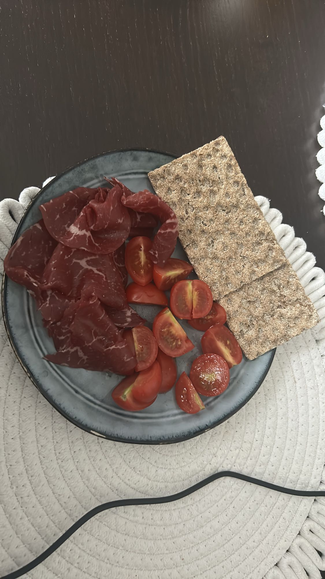 Gustare cu carne, rosii si crackers