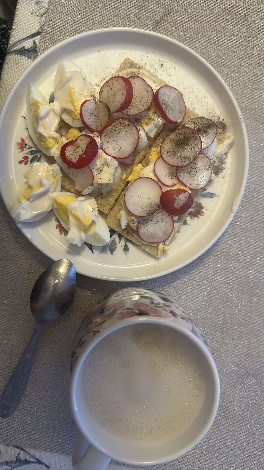 Jajka z chrupkim pieczywem