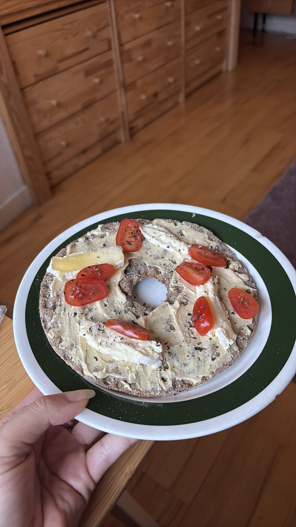 Knäckebröd med ost och tomat