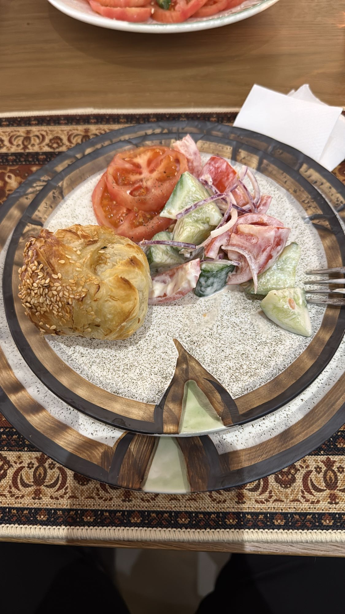 салат с выпечкой