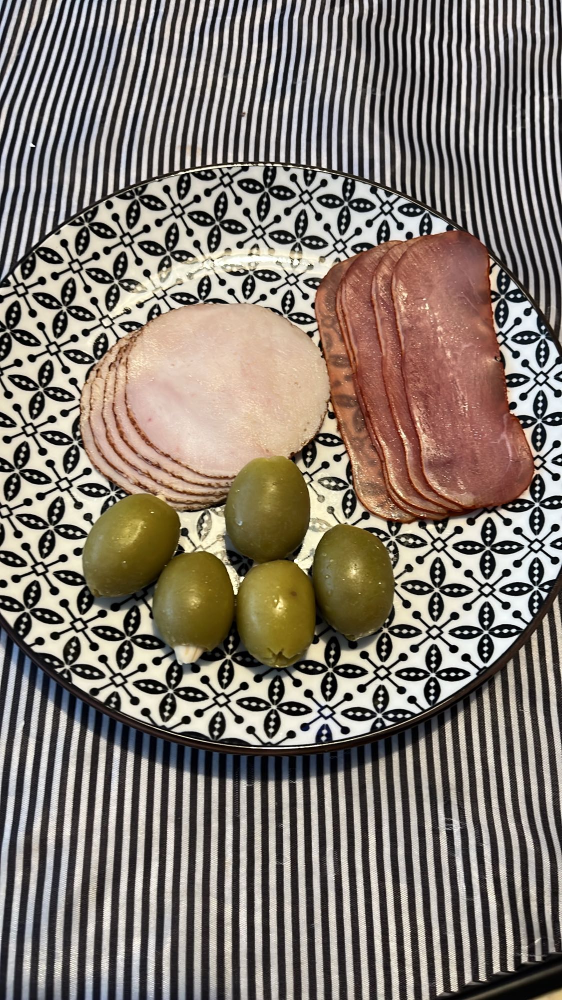 Месо и маслини