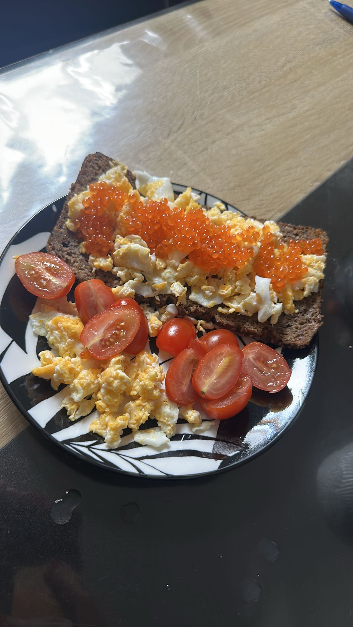 Ouă cu icre și roșii