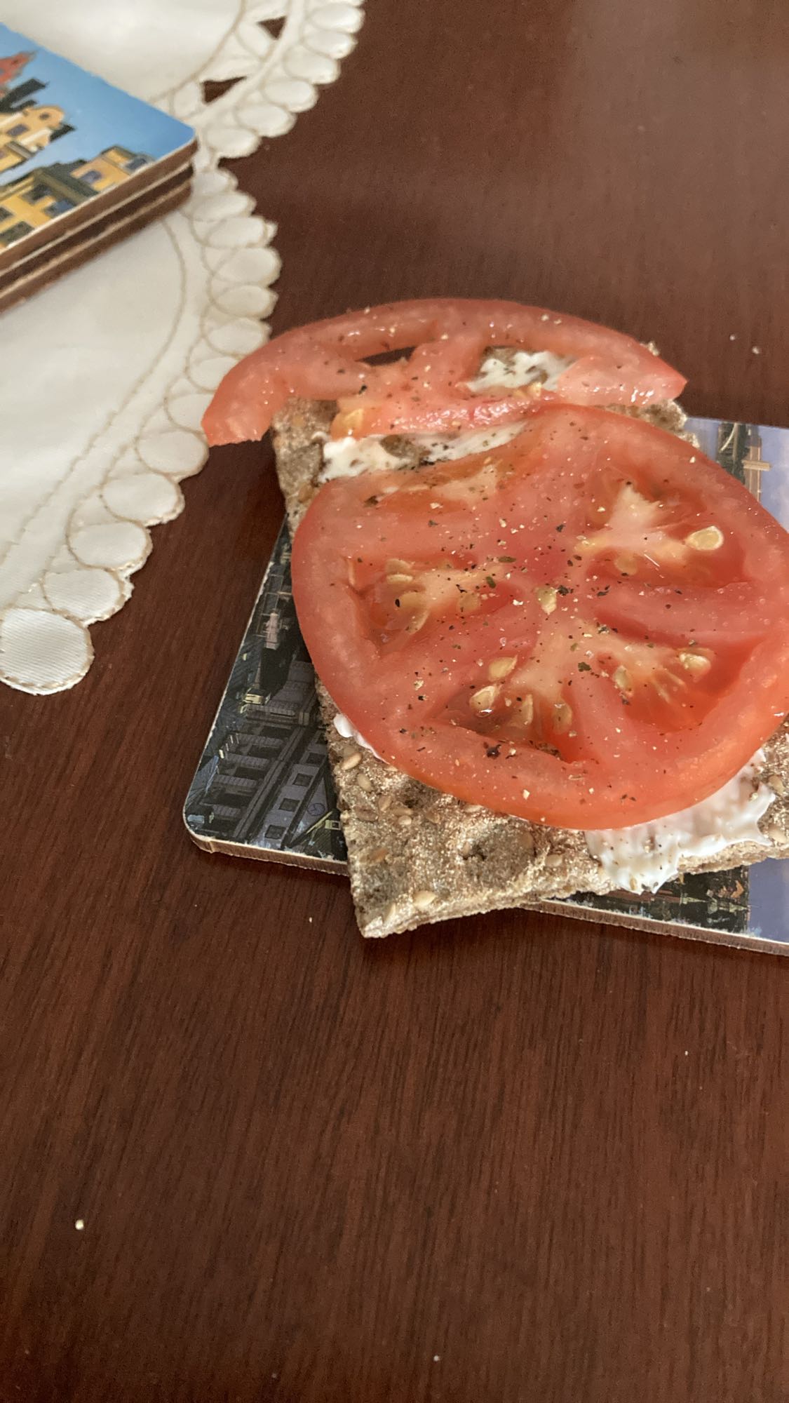 Knäckebröd med tomat